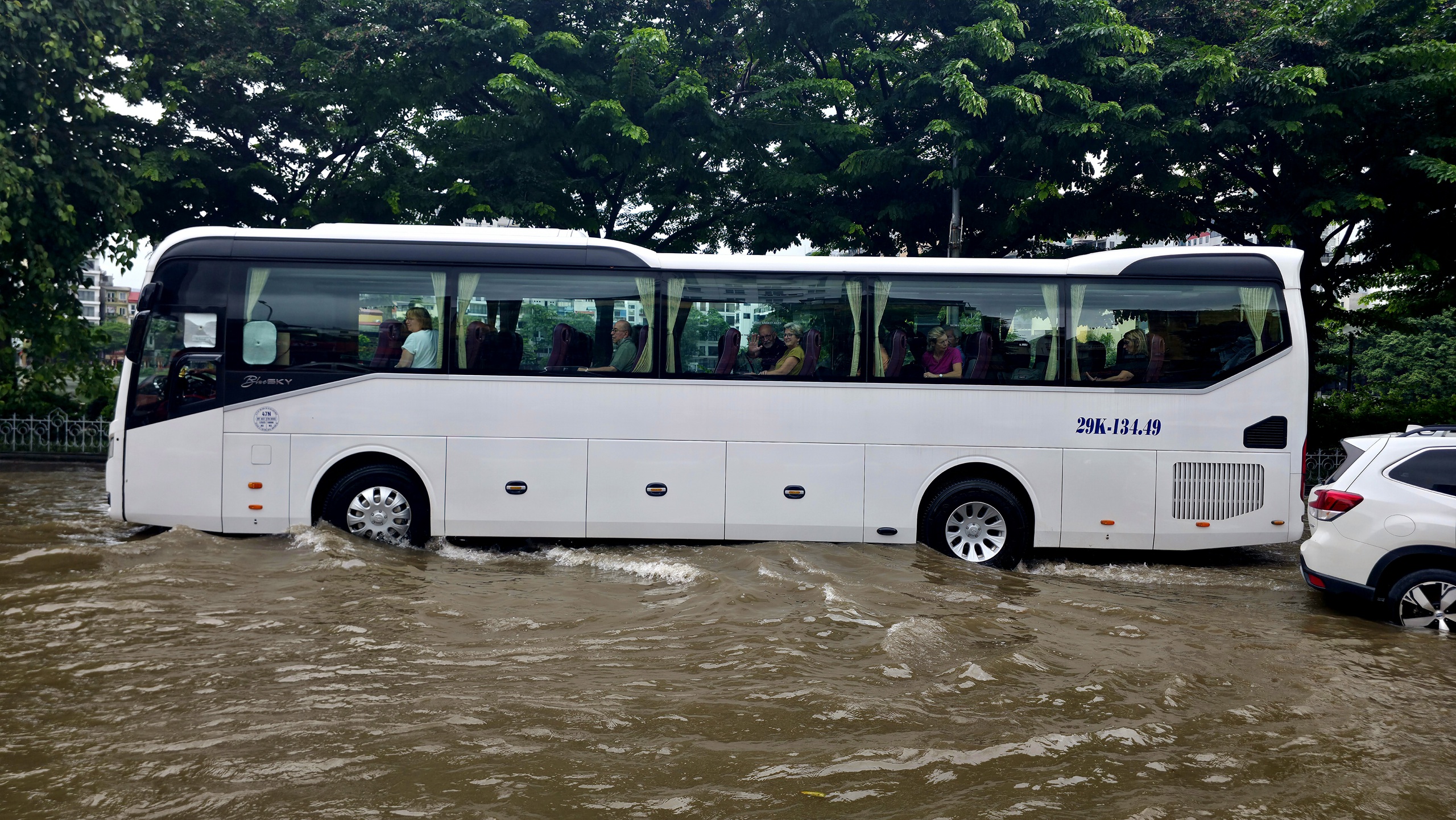 Cập nhật tình hình Hà Nội sáng nay: Nhiều ô tô chết máy vẫn nằm chắn ngang đường- Ảnh 15.