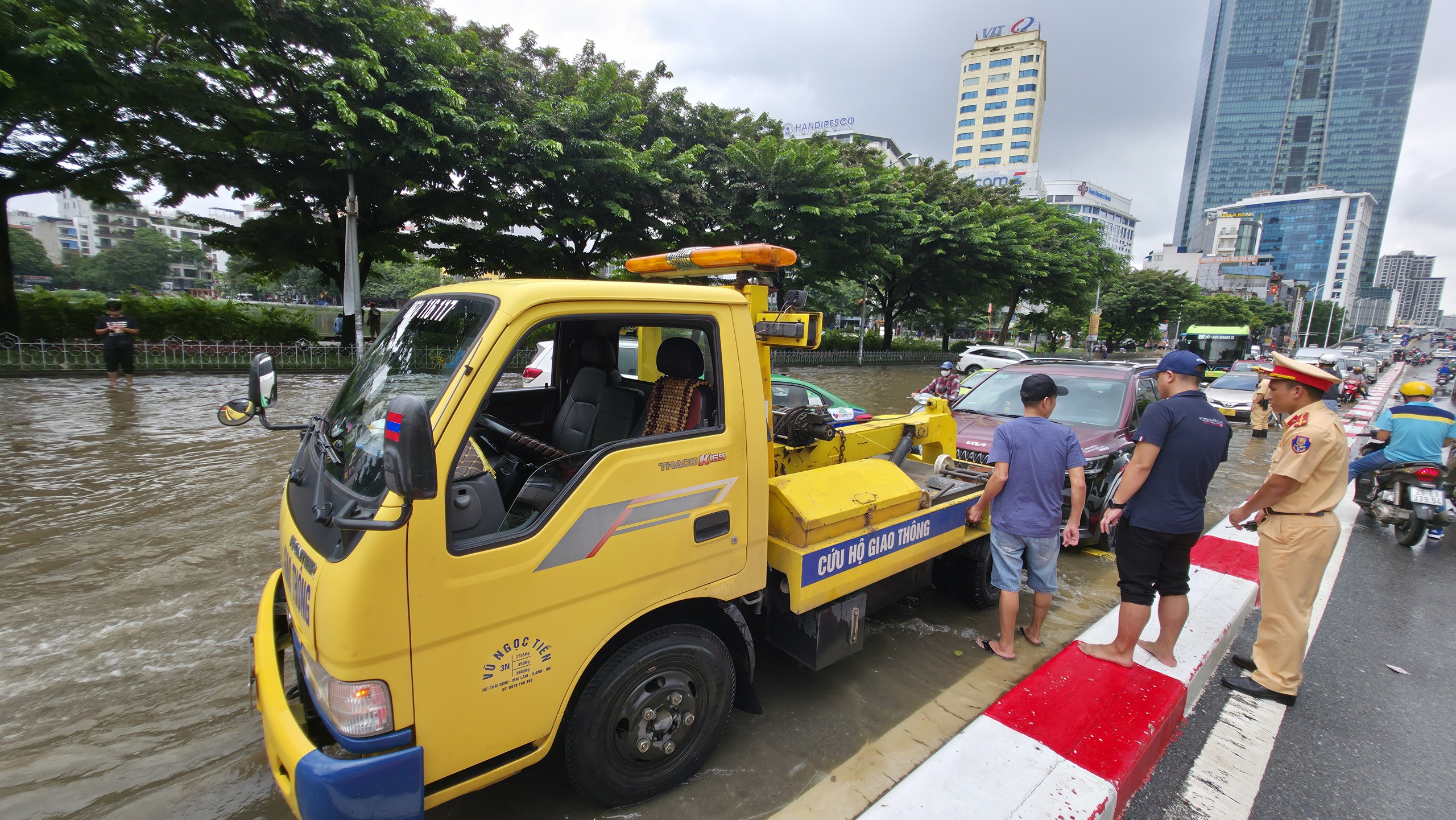 Cập nhật tình hình Hà Nội sáng nay: Nhiều ô tô chết máy vẫn nằm chắn ngang đường- Ảnh 14.