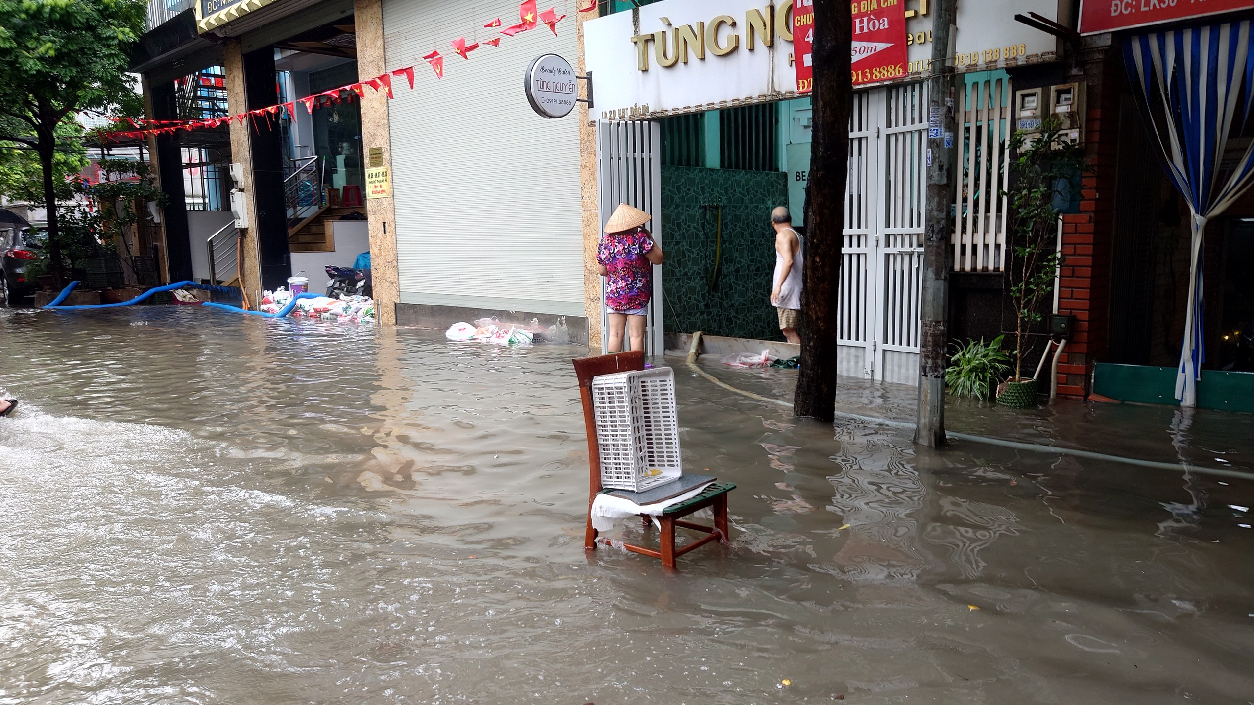 Hà Nội: Trời ngớt mưa nhưng vẫn còn hơn 100 điểm ngập, xe chết máy la liệt trên các phố- Ảnh 44.