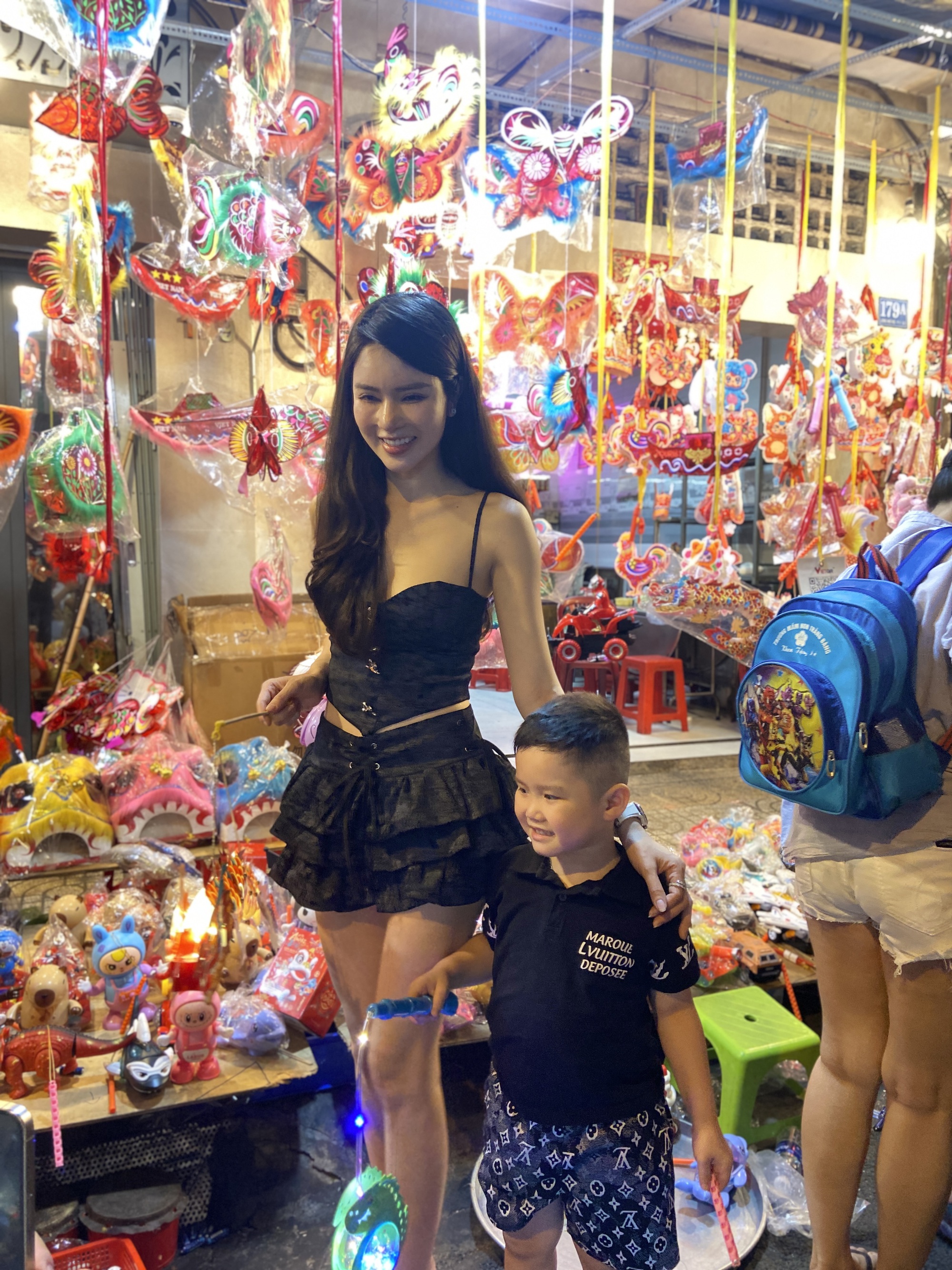 Trung thu sớm: Gái xinh đang tập trung hết ở phố lồng đèn Lương Nhữ Học dù gửi xe tận 20k/chiếc- Ảnh 6.