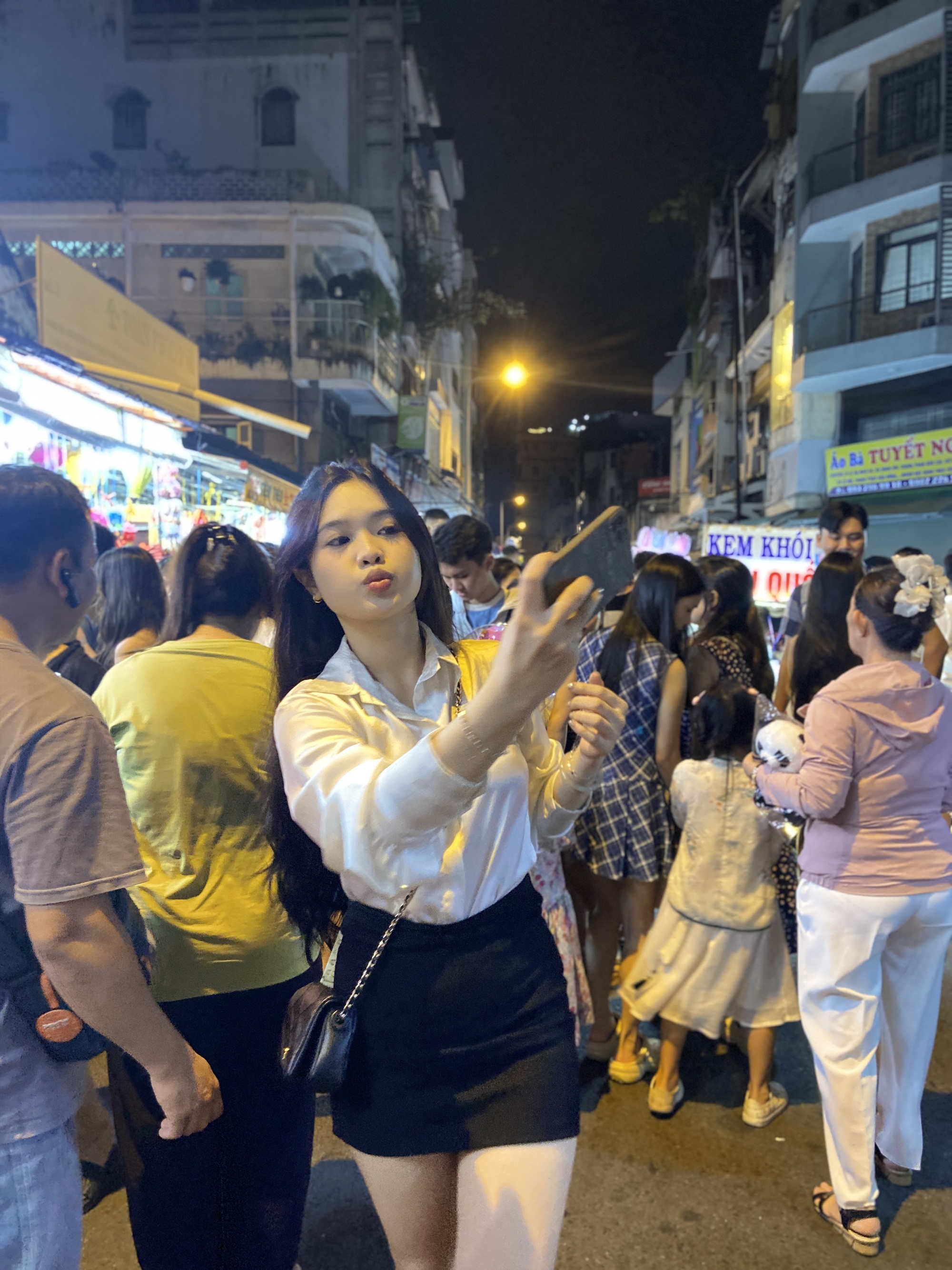 Trung thu sớm: Gái xinh đang tập trung hết ở phố lồng đèn Lương Nhữ Học dù gửi xe tận 20k/chiếc- Ảnh 7.