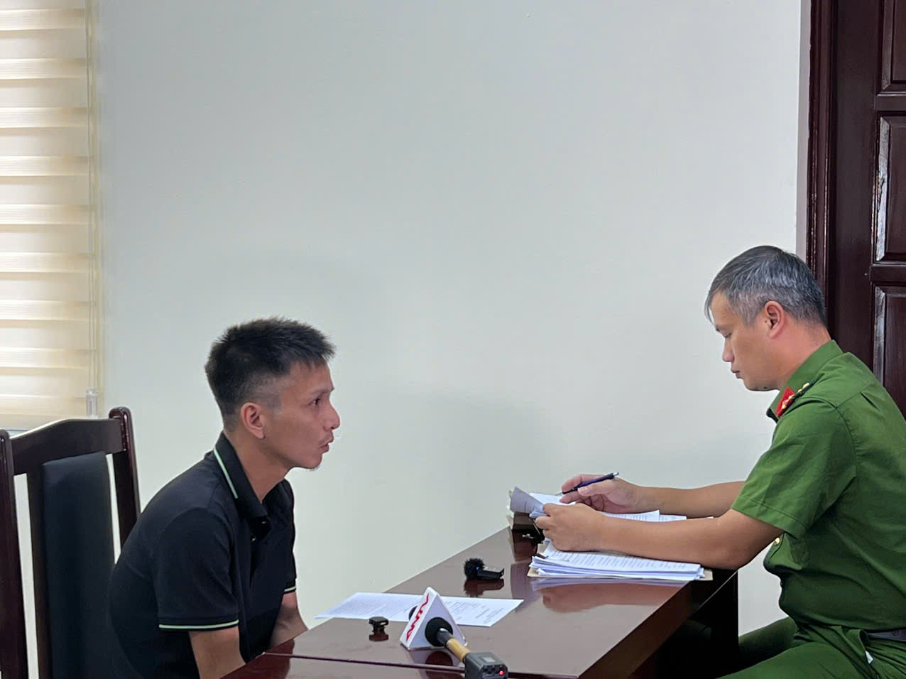 Vụ 20.000 bình nước Lavie giả tuồn đi tiêu thụ khắp nơi ở Hà Nội: Chi phí sản xuất chỉ 10.000 đồng, bán ra 70.000 đồng- Ảnh 1.