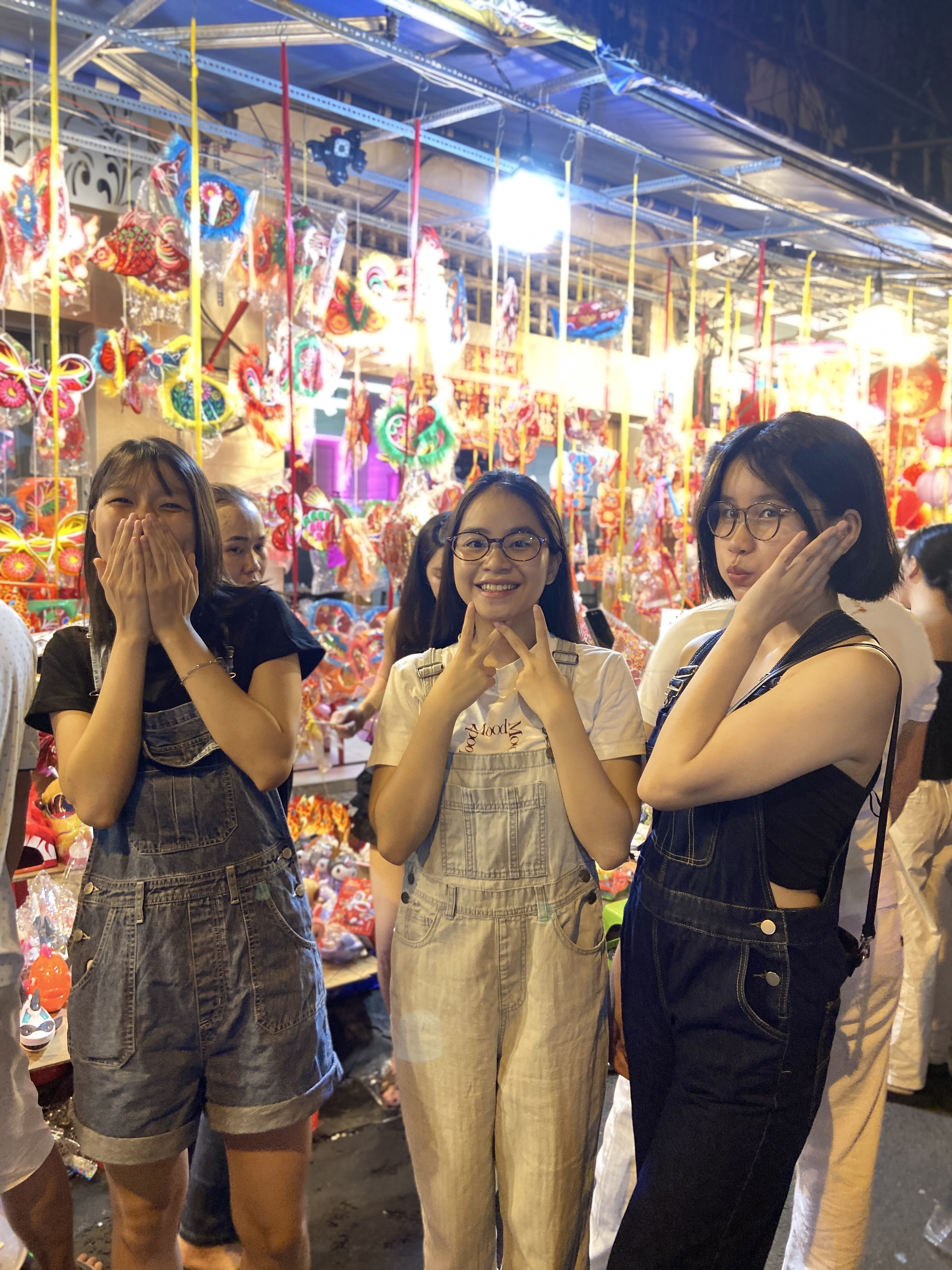 Trung thu sớm: Gái xinh đang tập trung hết ở phố lồng đèn Lương Nhữ Học dù gửi xe tận 20k/chiếc- Ảnh 10.