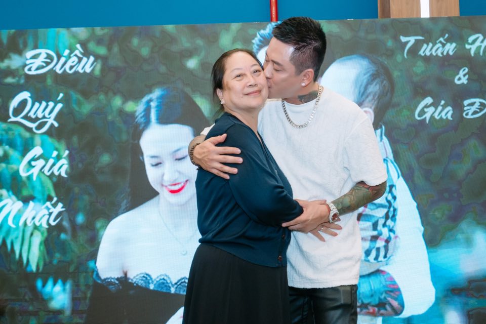 Tuấn Hưng: Con muốn khóc thật to, gục xuống bên mẹ và nói rằng 