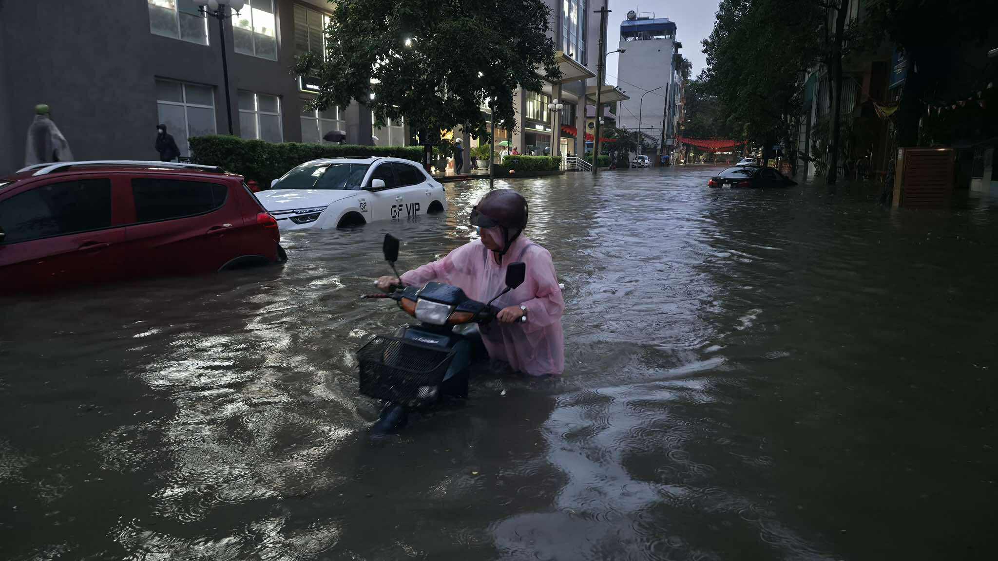 Gần đêm, nhiều người dân Hà Nội vẫn chưa về được đến nhà- Ảnh 57.