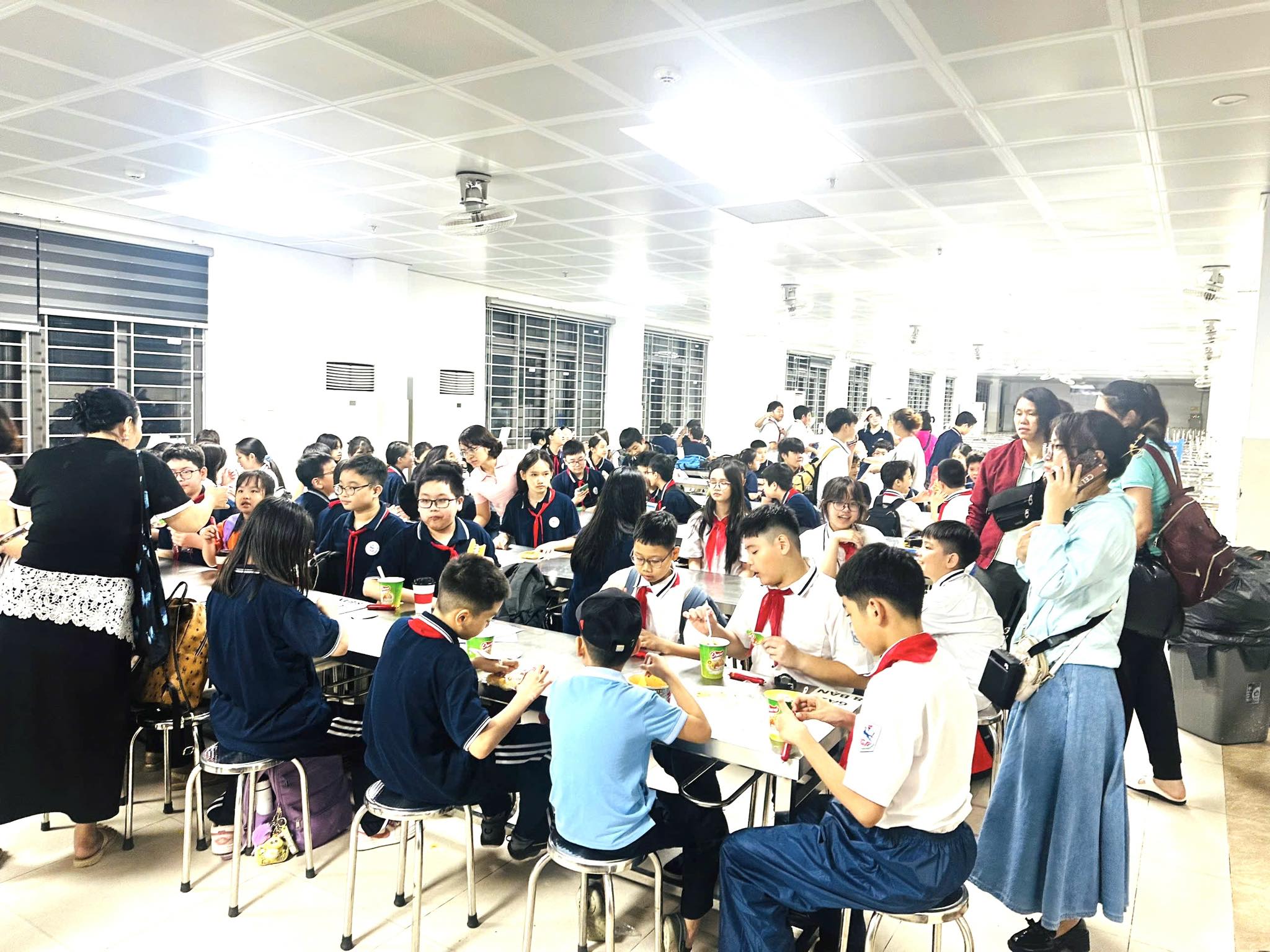 Bữa tối đặc biệt của học sinh Hà Nội ngày mưa lịch sử- Ảnh 9.