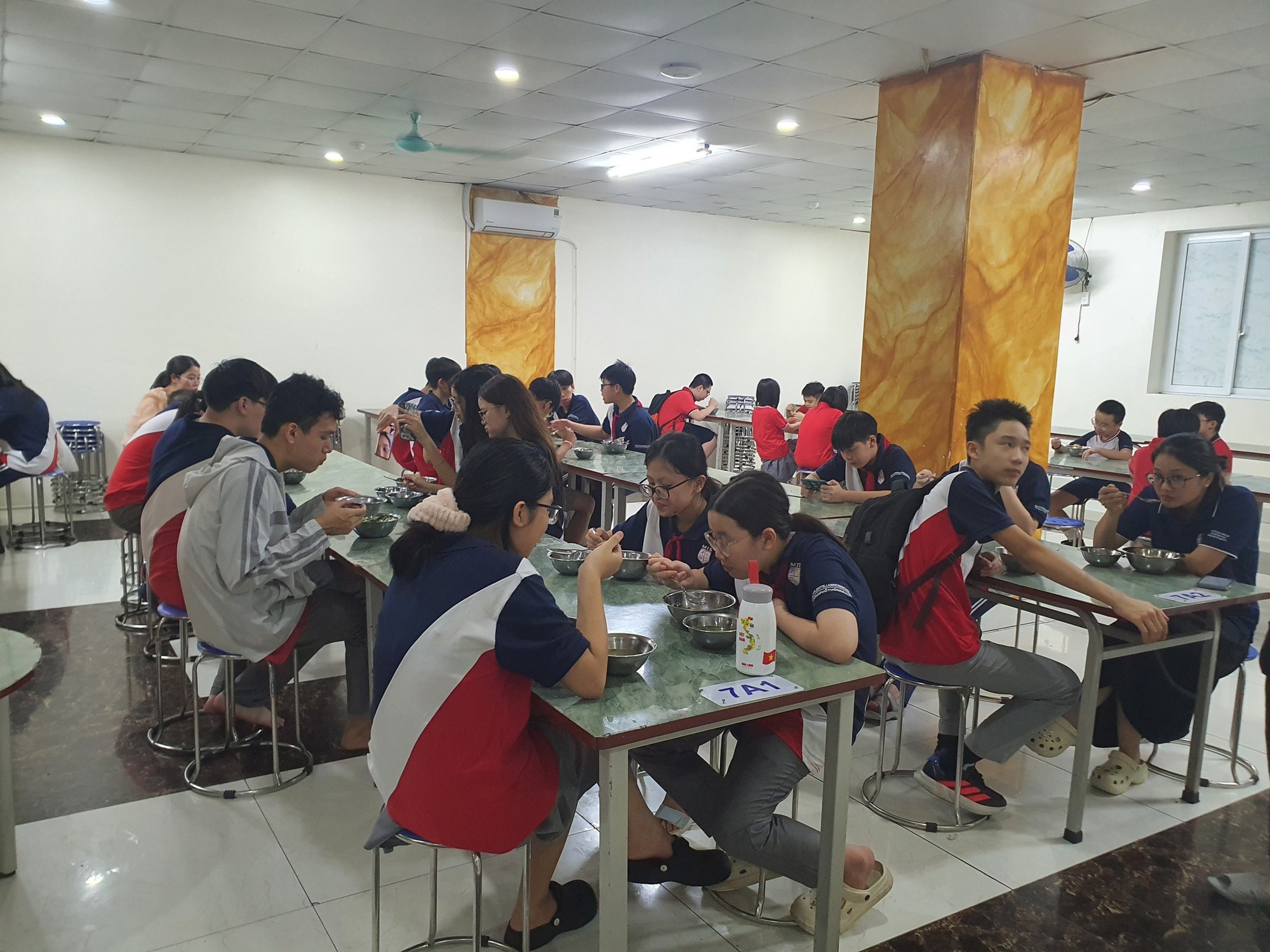 Bữa tối đặc biệt của học sinh Hà Nội ngày mưa lịch sử- Ảnh 16.