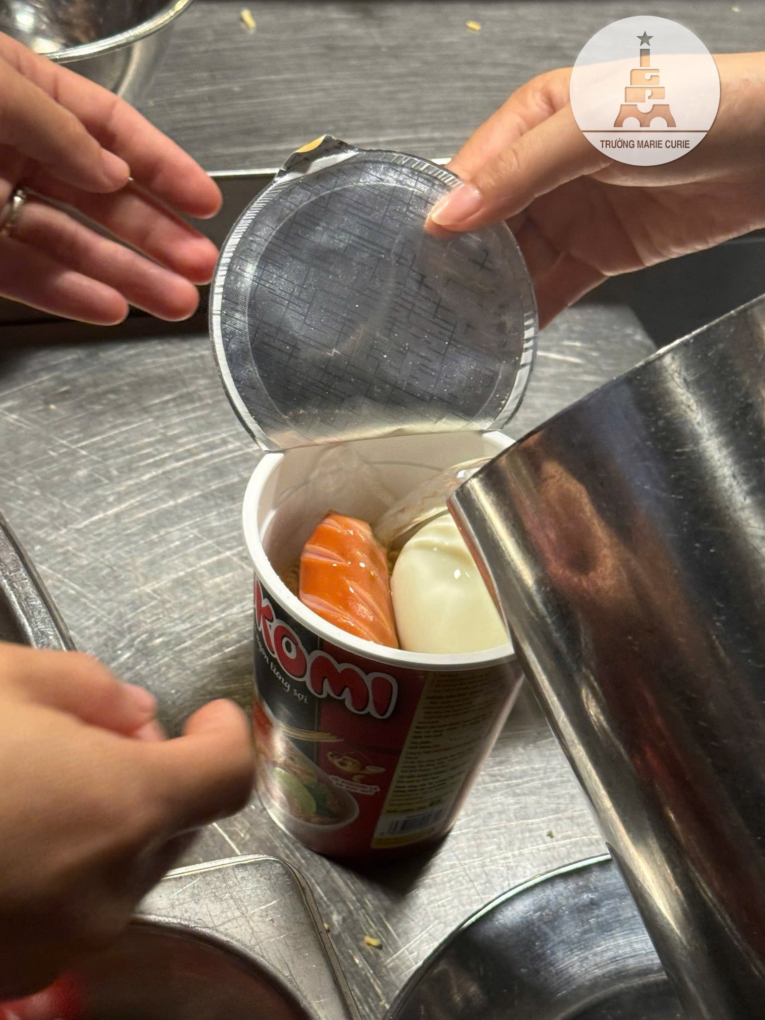 Bữa tối đặc biệt của học sinh Hà Nội ngày mưa lịch sử- Ảnh 11.