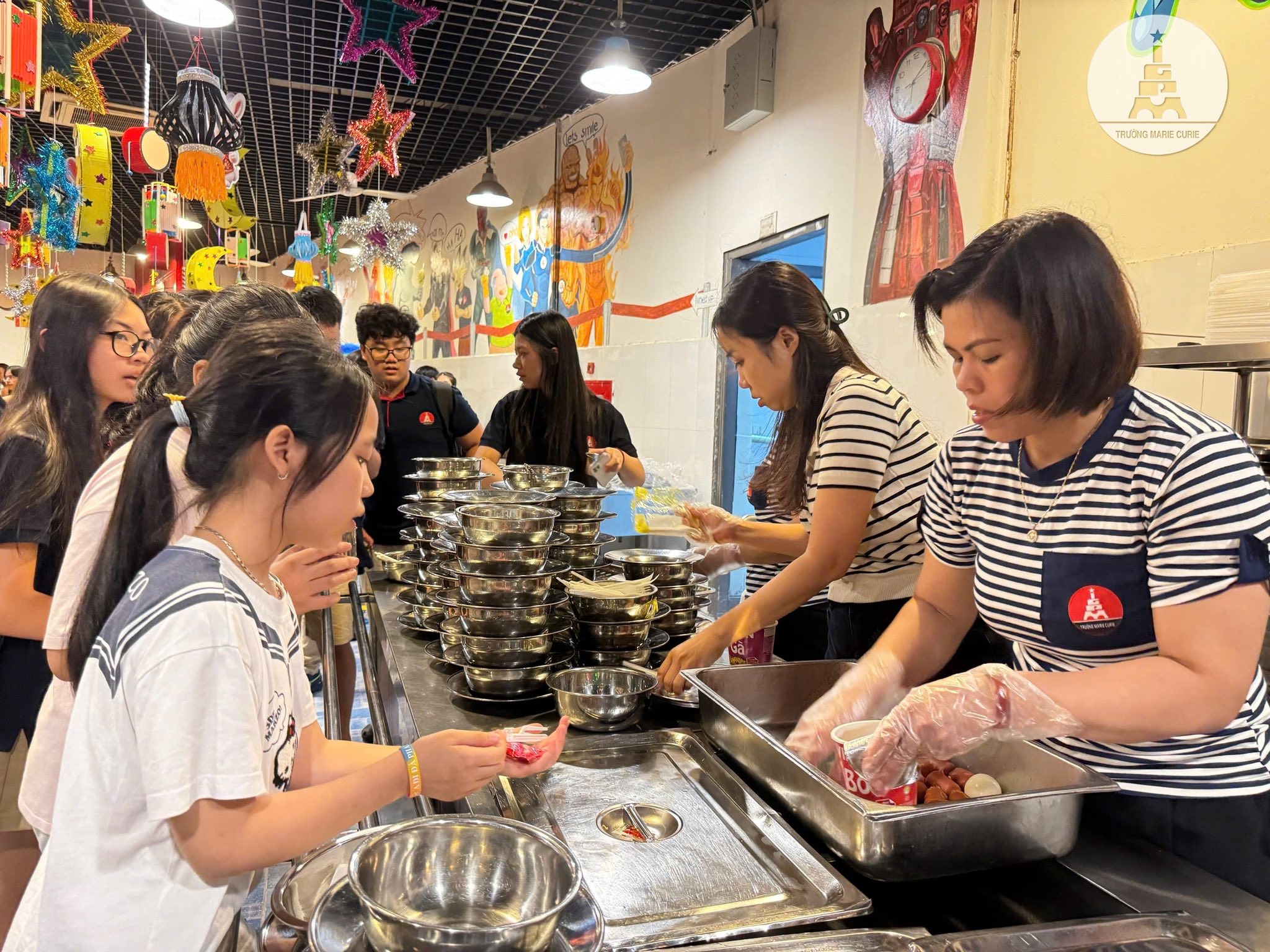 Bữa tối đặc biệt của học sinh Hà Nội ngày mưa lịch sử- Ảnh 13.