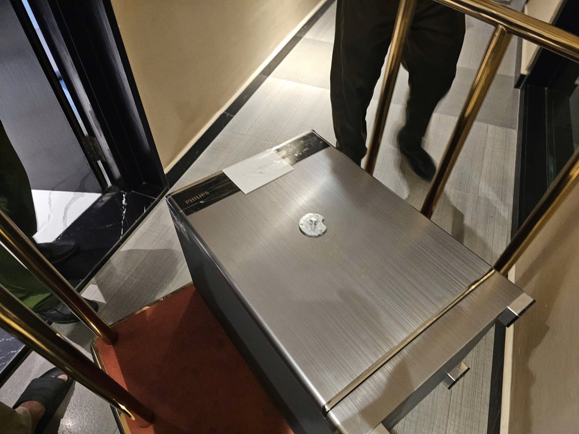 NÓNG: Khám két sắt nhà Ngân 98, thu 80 sổ đỏ- Ảnh 1.