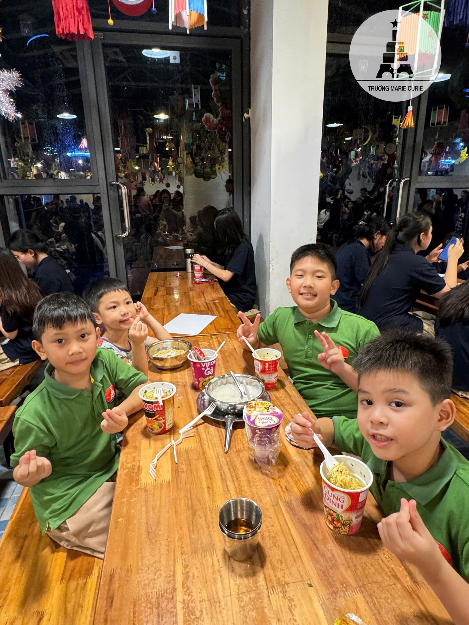 Bữa tối đặc biệt của học sinh Hà Nội ngày mưa lịch sử- Ảnh 14.