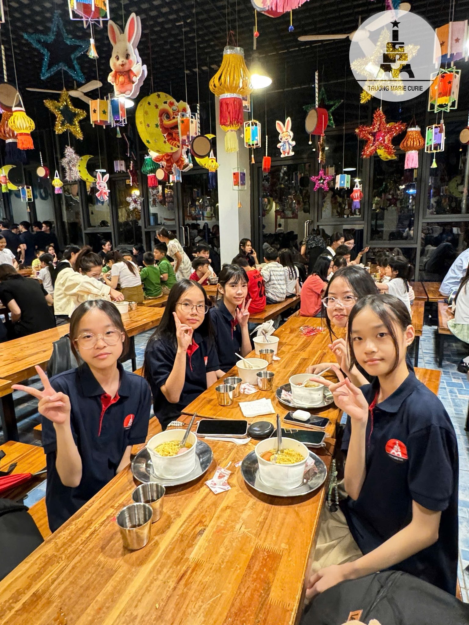 Bữa tối đặc biệt của học sinh Hà Nội ngày mưa lịch sử- Ảnh 10.