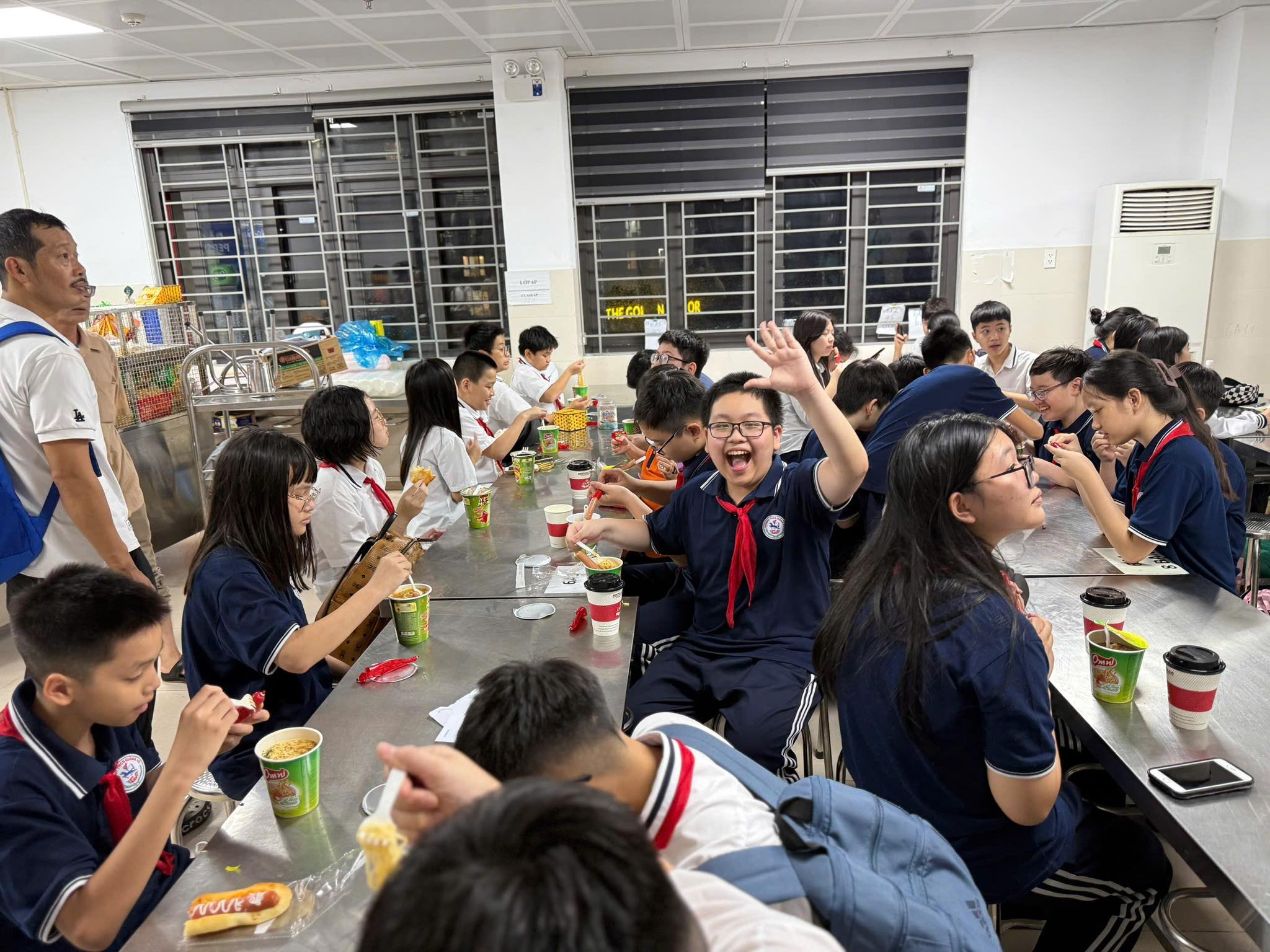 Bữa tối đặc biệt của học sinh Hà Nội ngày mưa lịch sử- Ảnh 8.