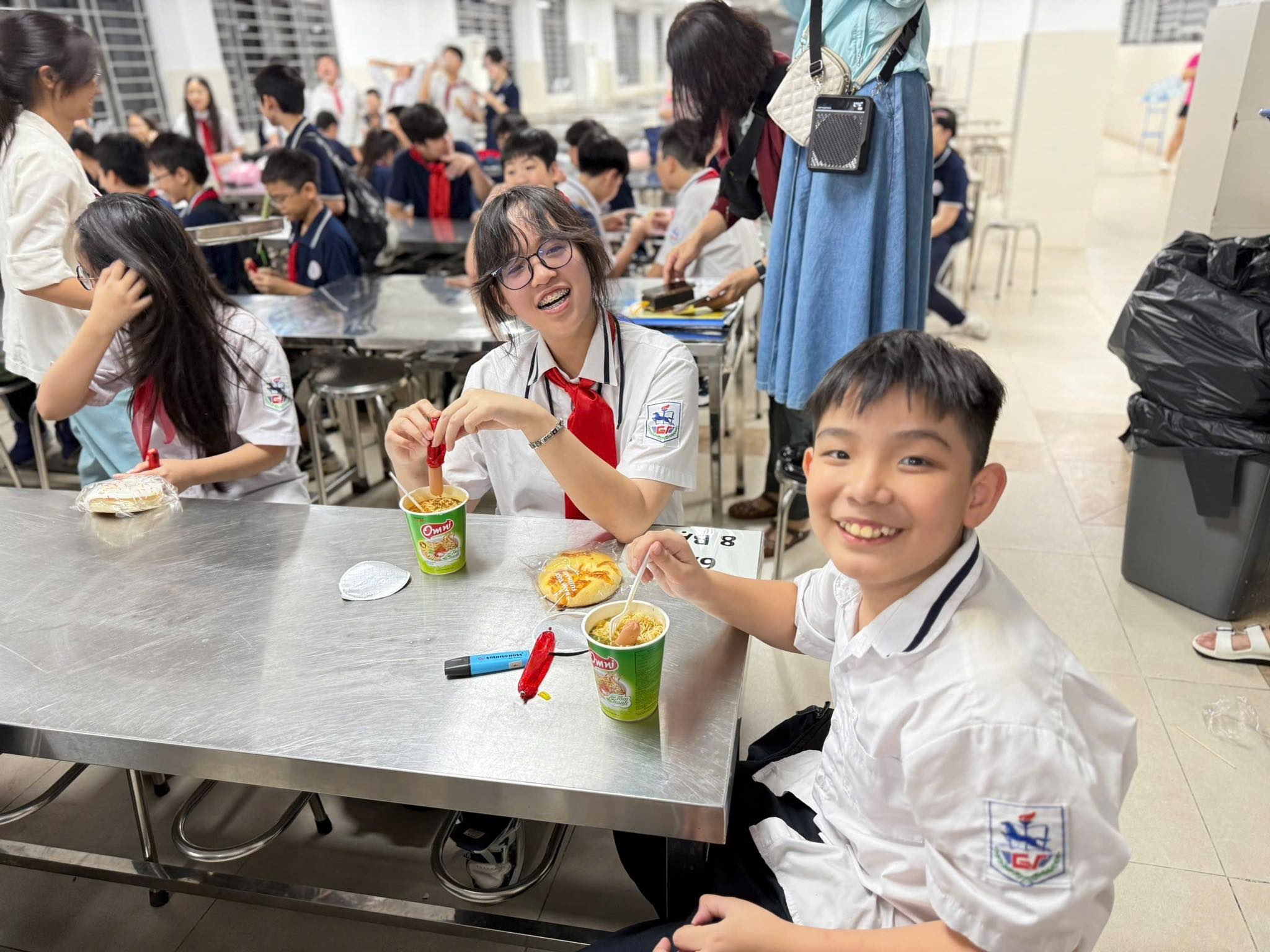 Bữa tối đặc biệt của học sinh Hà Nội ngày mưa lịch sử- Ảnh 7.