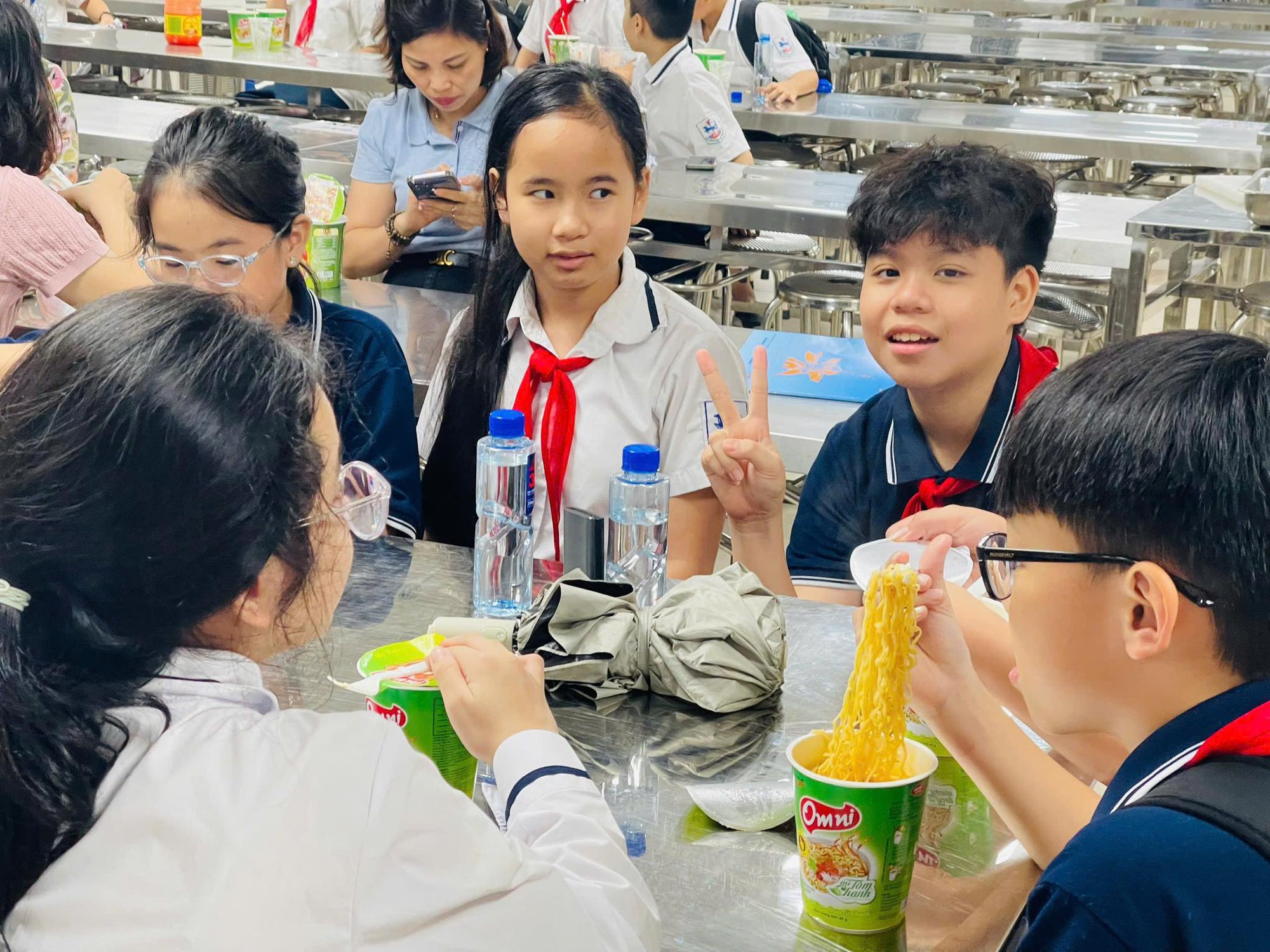 Bữa tối đặc biệt của học sinh Hà Nội ngày mưa lịch sử- Ảnh 6.