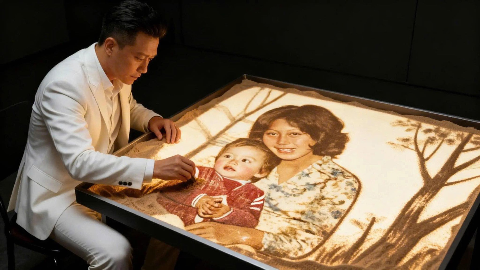 Tuấn Hưng: Con muốn khóc thật to, gục xuống bên mẹ và nói rằng 