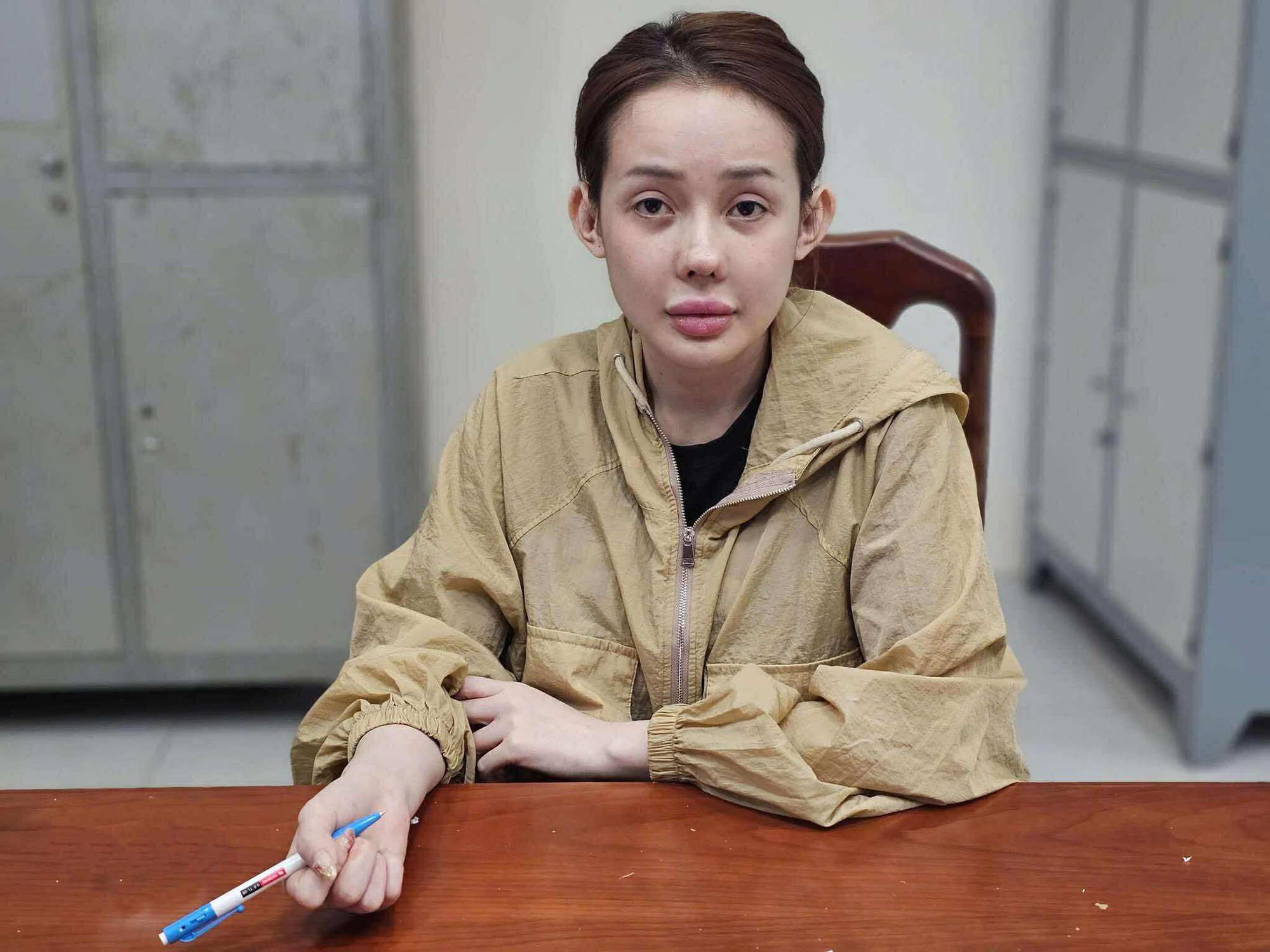 Video: Ngân 98 bị 