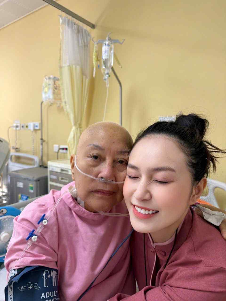 Tuấn Hưng: Con muốn khóc thật to, gục xuống bên mẹ và nói rằng 