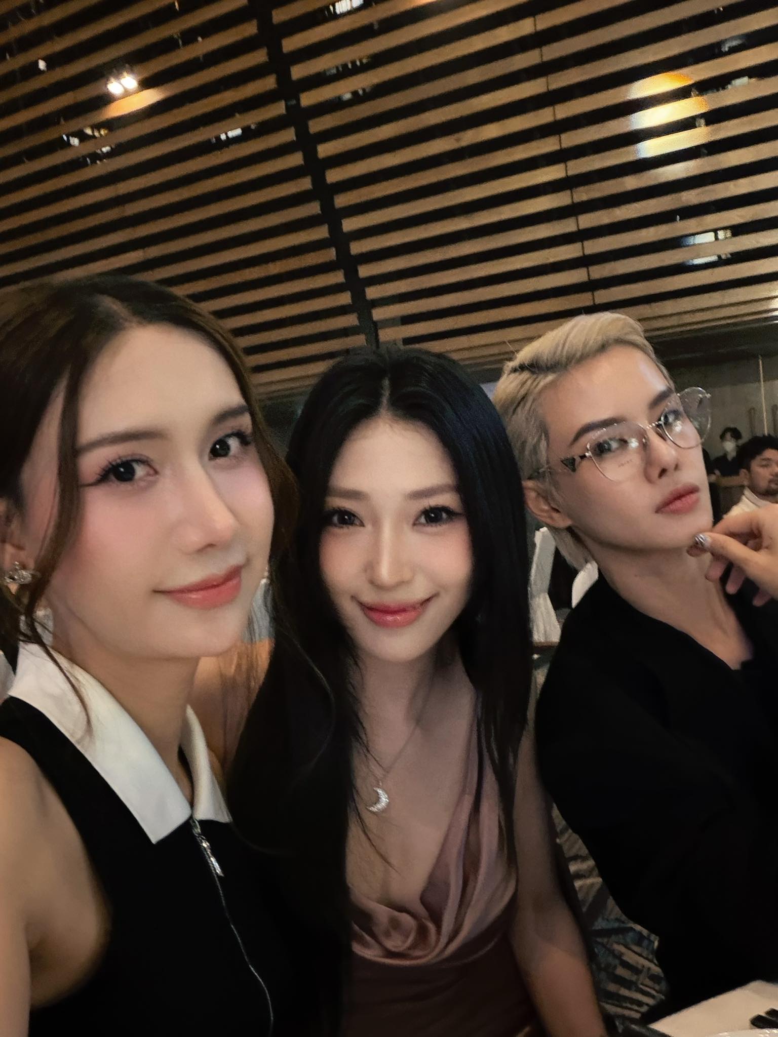 Nửa showbiz đến chúc phúc Chế Nguyễn Quỳnh Châu: Hoà Minzy nổi bần bật trong váy xuyên thấu, Ngô Kiến Huy - Khổng Tú Quỳnh đụng mặt- Ảnh 2.