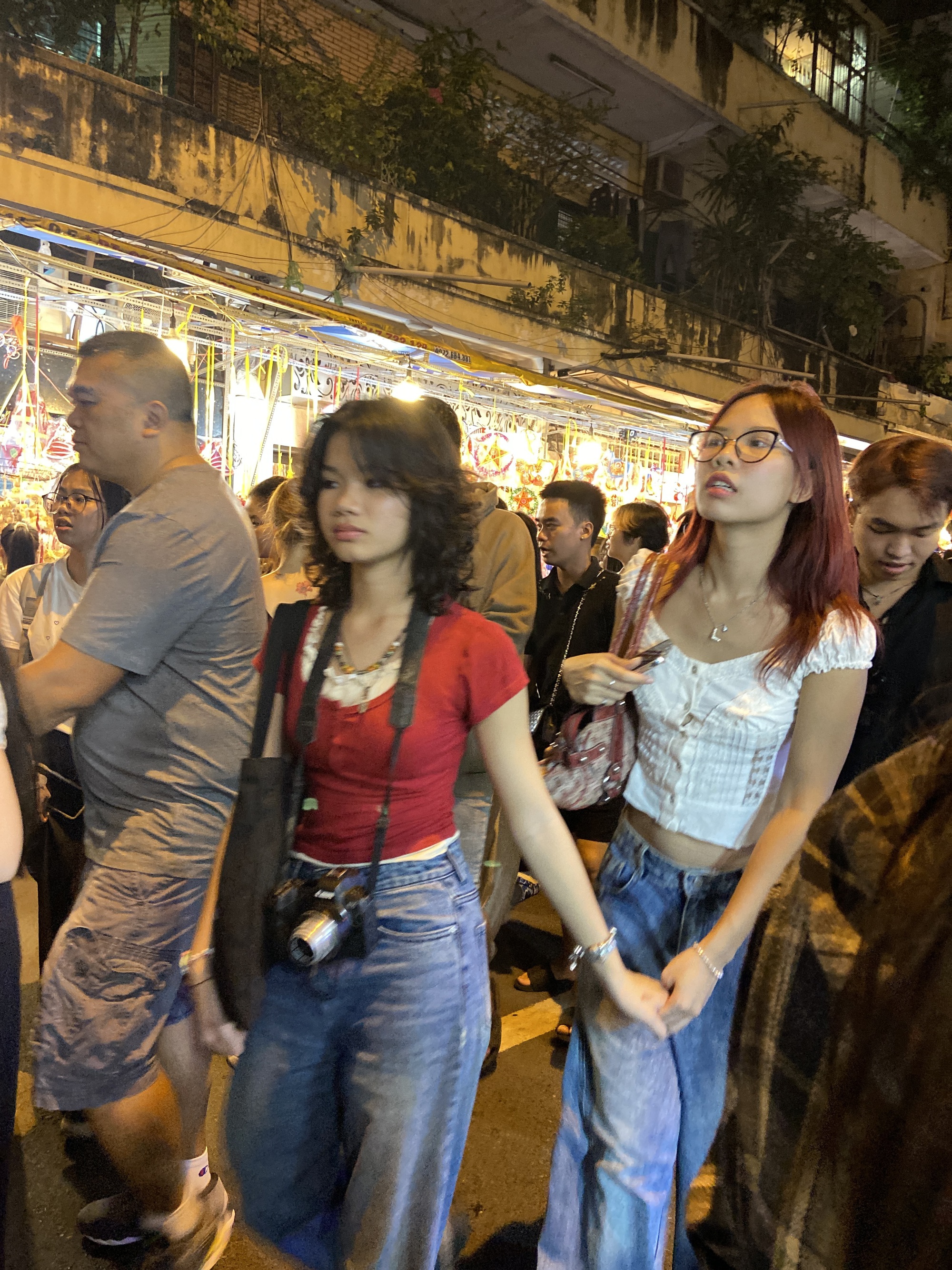 Trung thu sớm: Gái xinh đang tập trung hết ở phố lồng đèn Lương Nhữ Học dù gửi xe tận 20k/chiếc- Ảnh 11.