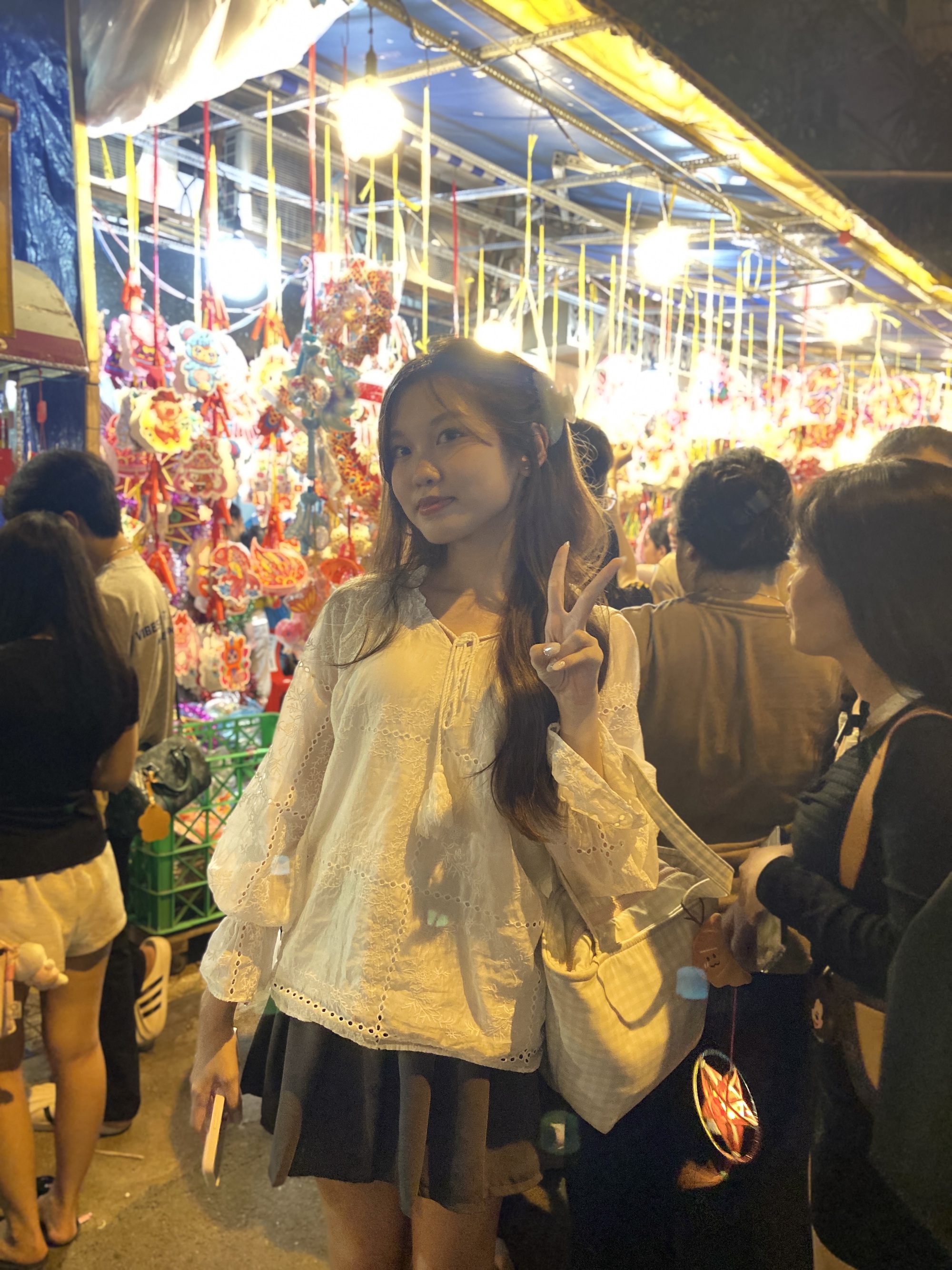 Trung thu sớm: Gái xinh đang tập trung hết ở phố lồng đèn Lương Nhữ Học dù gửi xe tận 20k/chiếc- Ảnh 12.