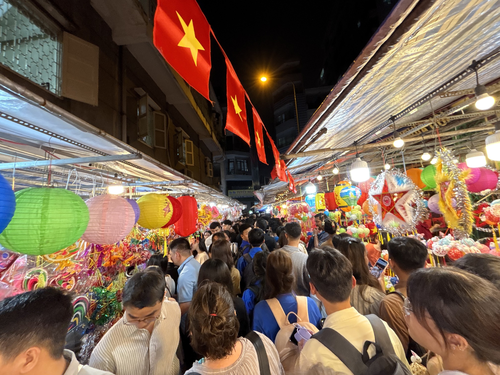 Ngay lúc này: Phố lồng đèn Lương Nhữ Học chật kín, trời bất ngờ đổ mưa vẫn vô cùng náo nhiệt- Ảnh 7.