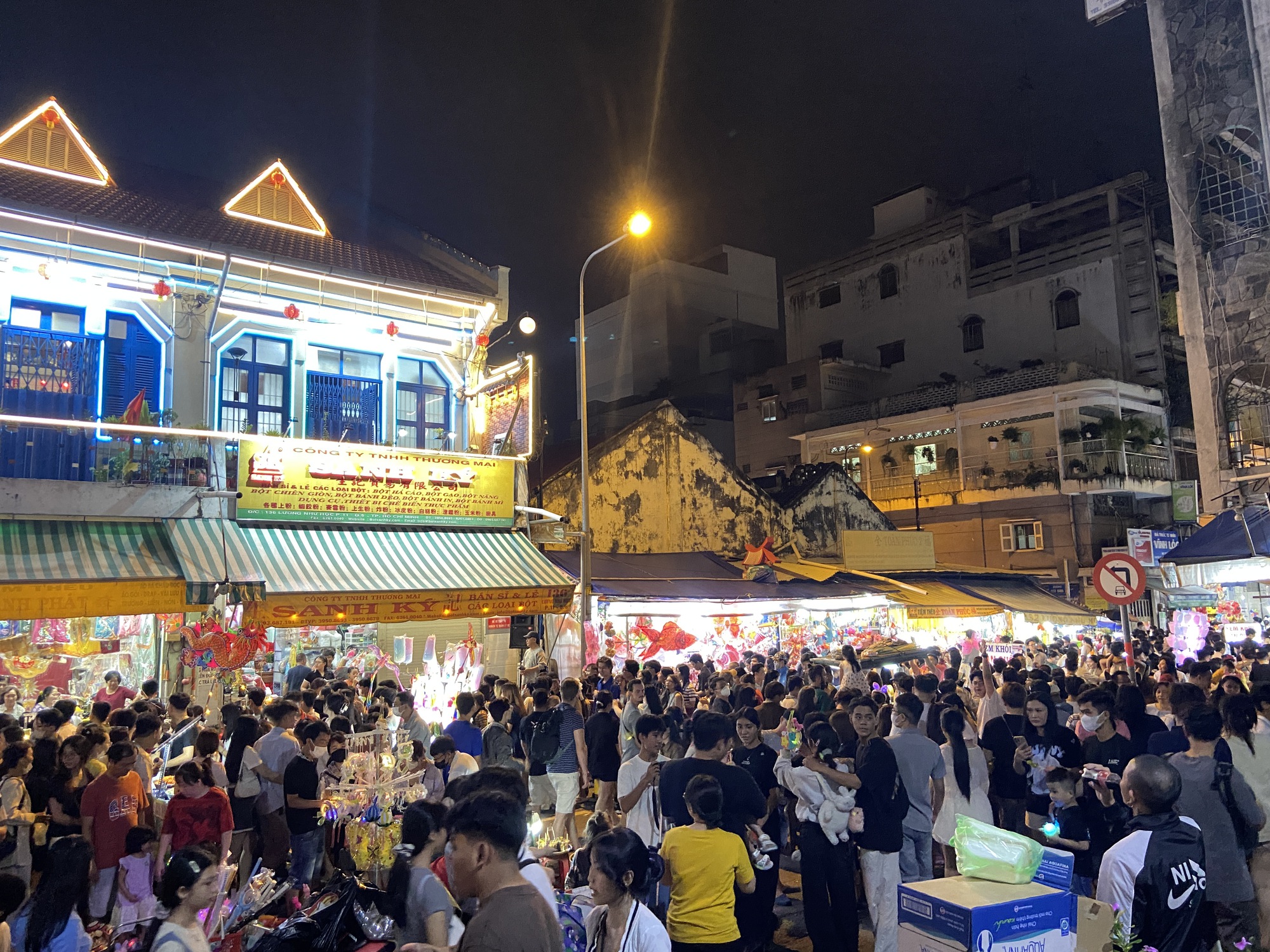 Trung thu sớm: Gái xinh đang tập trung hết ở phố lồng đèn Lương Nhữ Học dù gửi xe tận 20k/chiếc- Ảnh 1.