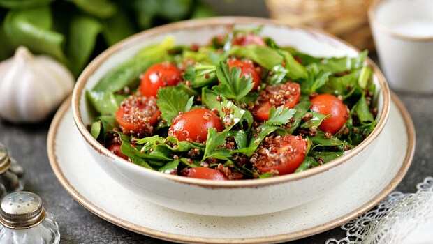 Tại sao ăn món rau bina nên thêm vài lát chanh để có tất cả: Một món ăn ngon và siêu dinh dưỡng?- Ảnh 1. Tại sao ăn món rau bina nên thêm vài lát chanh để có tất cả: Một món ăn ngon và siêu dinh dưỡng?- Ảnh 1.