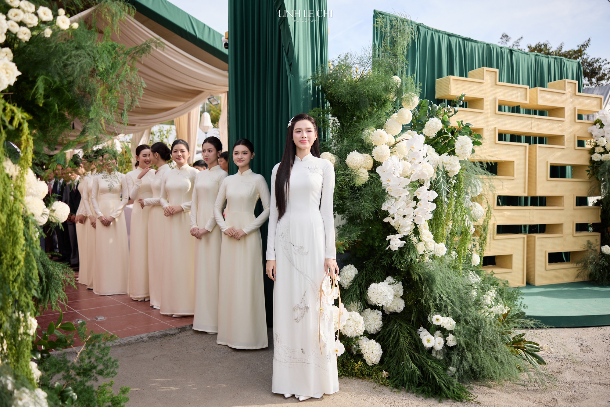 Hoa hậu Đỗ Hà khóc nức nở khi nghe bố chồng chủ tịch nói điều này trong đám cưới- Ảnh 2.