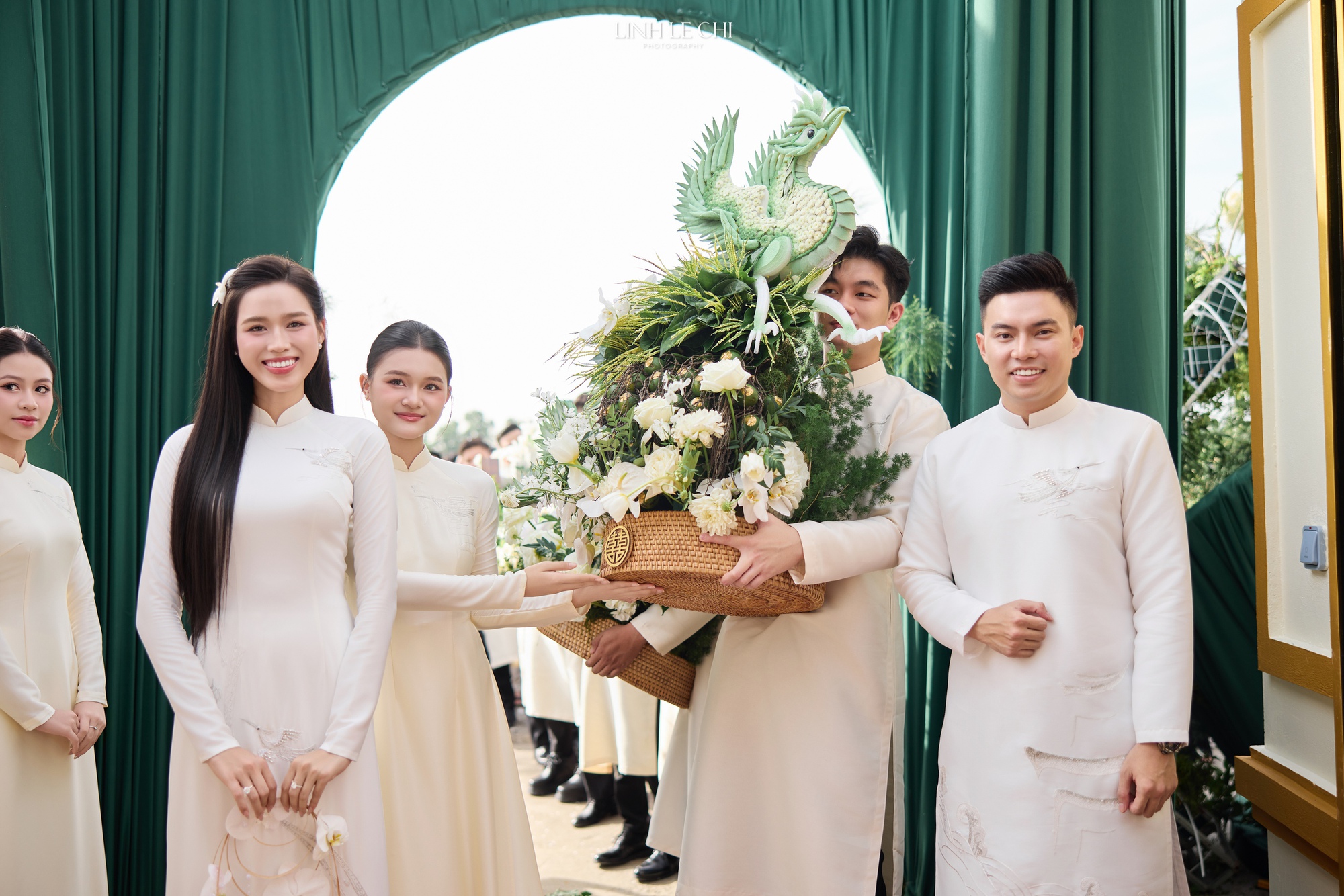 Hoa hậu Đỗ Hà khóc nức nở khi nghe bố chồng chủ tịch nói điều này trong đám cưới- Ảnh 4.