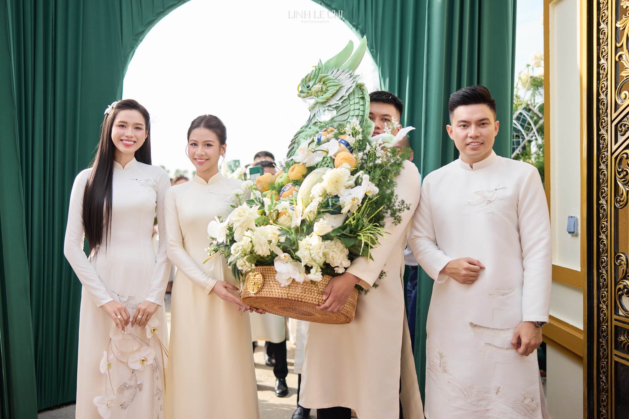 Hoa hậu Đỗ Hà khóc nức nở khi nghe bố chồng chủ tịch nói điều này trong đám cưới- Ảnh 5.