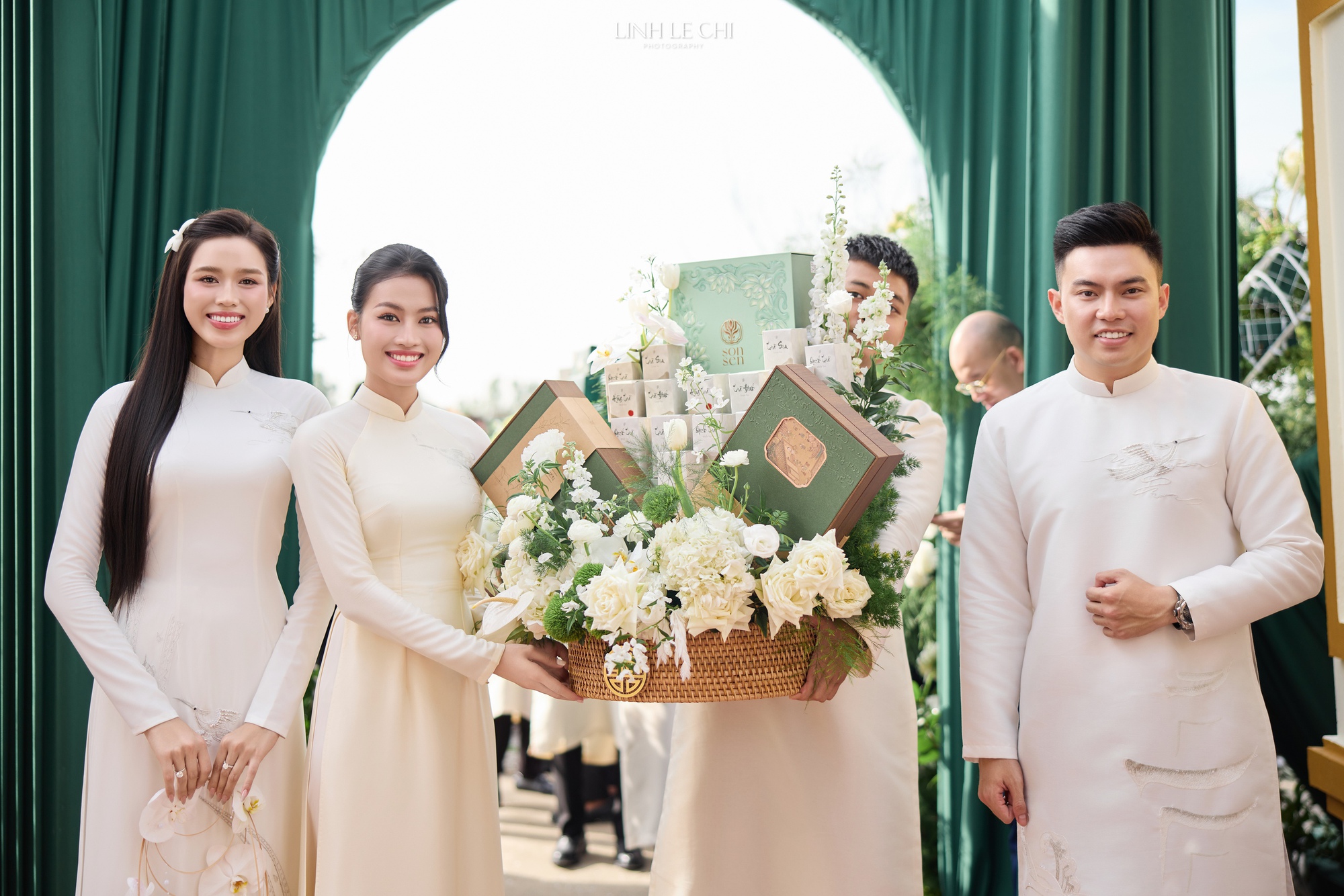 Hoa hậu Đỗ Hà khóc nức nở khi nghe bố chồng chủ tịch nói điều này trong đám cưới- Ảnh 6.