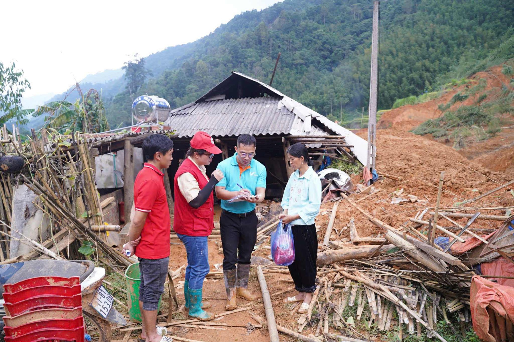 Vingroup hỗ trợ khẩn cấp 500 tỷ đồng cho đồng bào bị thiệt hại do bão Bualoi- Ảnh 4.