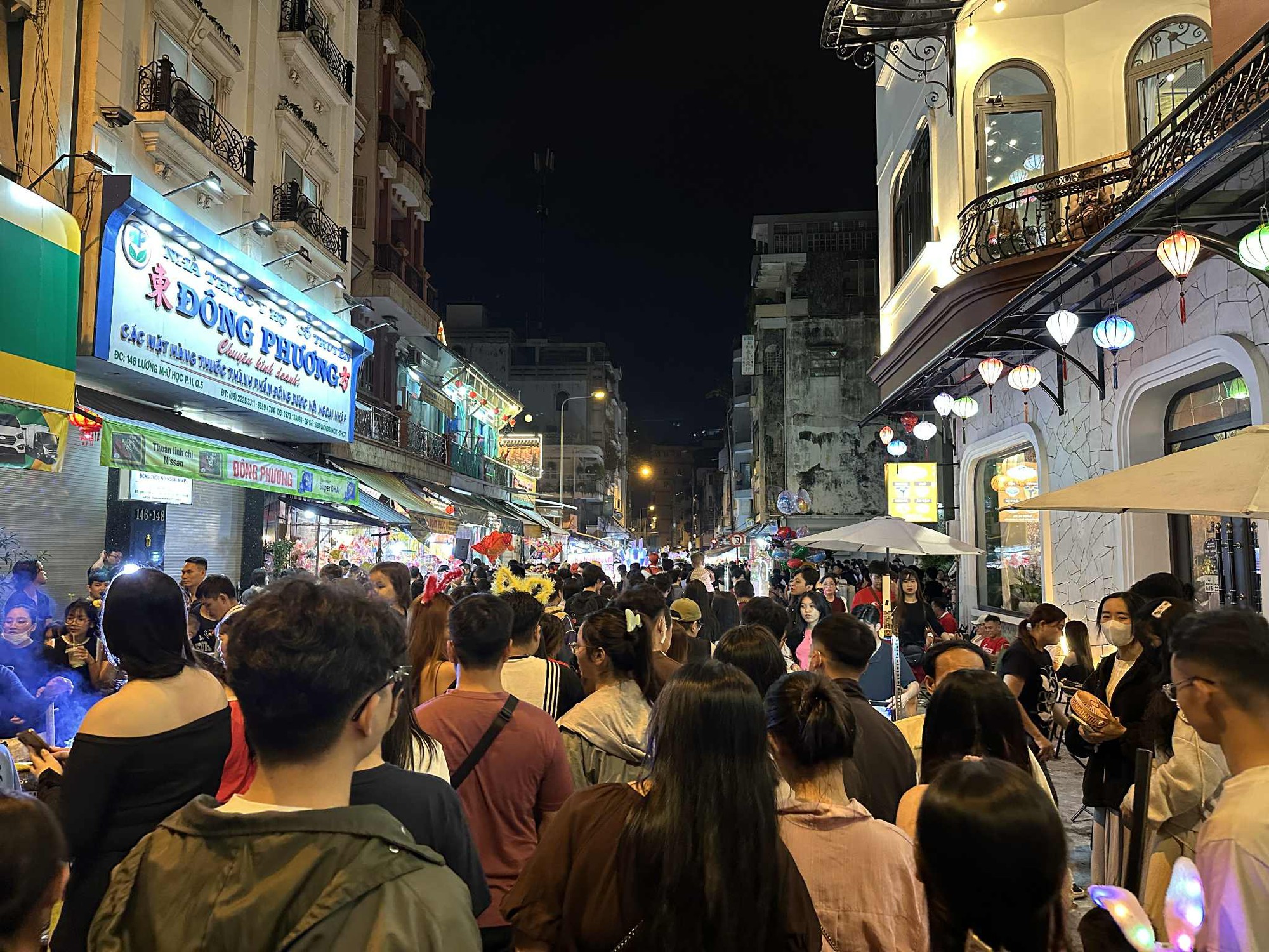 Trung thu sớm: Gái xinh đang tập trung hết ở phố lồng đèn Lương Nhữ Học dù gửi xe tận 20k/chiếc- Ảnh 3.