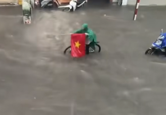 Hình ảnh ĐẸP NHẤT trong trận mưa ngập lịch sử ở Hà Nội hôm qua!- Ảnh 2.