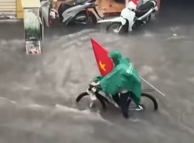 Hình ảnh ĐẸP NHẤT trong trận mưa ngập lịch sử ở Hà Nội hôm qua!- Ảnh 3.