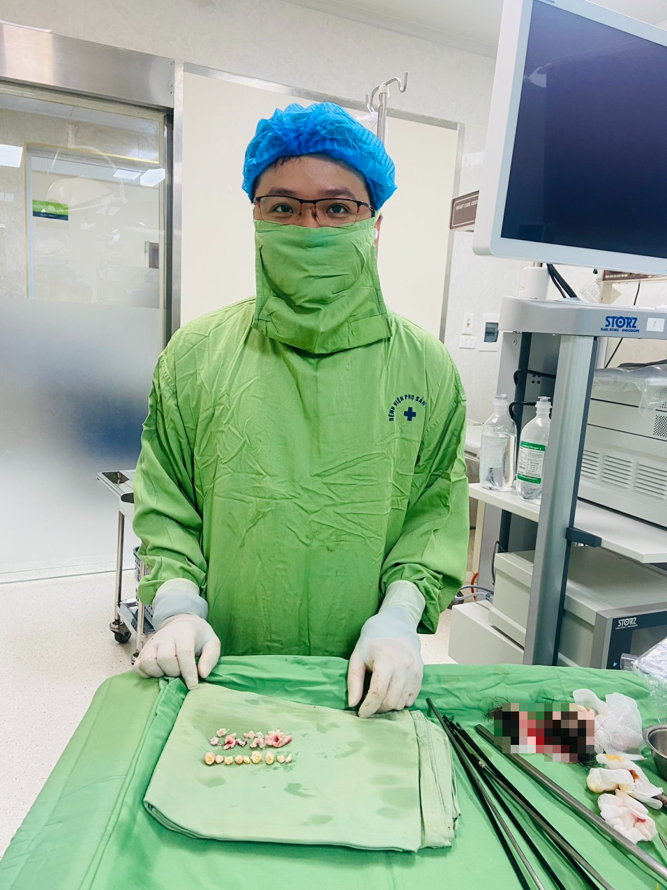 Hy hữu: Bác sĩ phẫu thuật 'nhổ' 10 cái răng trong bụng bệnh nhân có khối u quái buồng trứng- Ảnh 1.