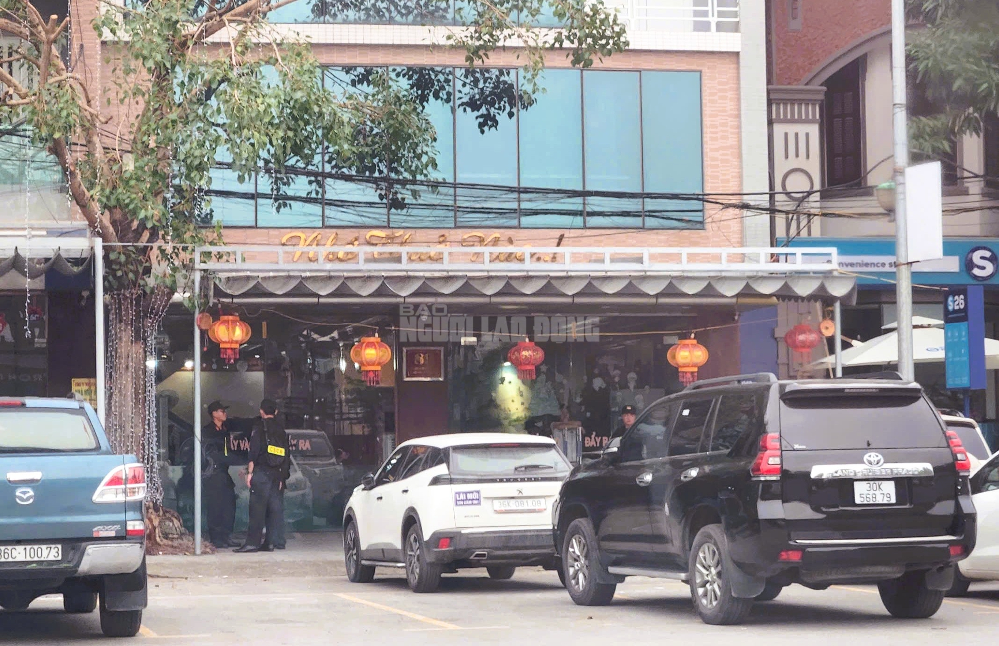 Nhiều cảnh sát phong tỏa, xuất hiện tại nhà 1 doanh nhân có tiếng ở Thanh Hóa- Ảnh 1.