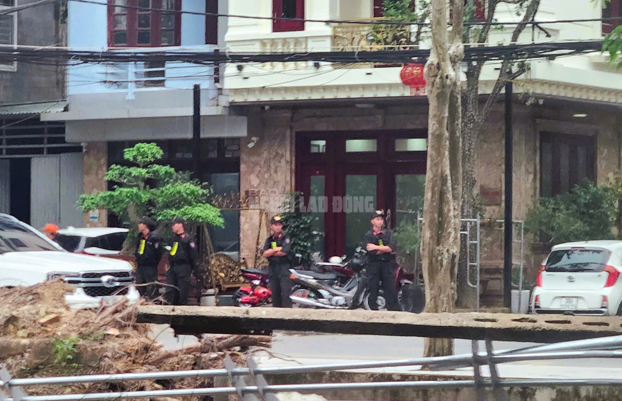 Nhiều cảnh sát phong tỏa, xuất hiện tại nhà 1 doanh nhân có tiếng ở Thanh Hóa- Ảnh 3.