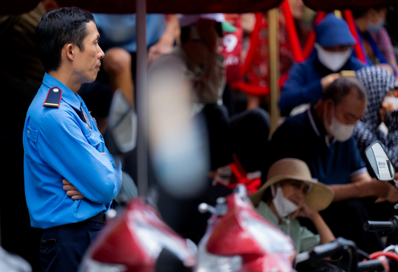 Cảnh tượng lạ lùng trước nhiều cửa hàng ở Hà Nội khi giá vàng nhẫn tăng vượt 151 triệu/lượng- Ảnh 10.