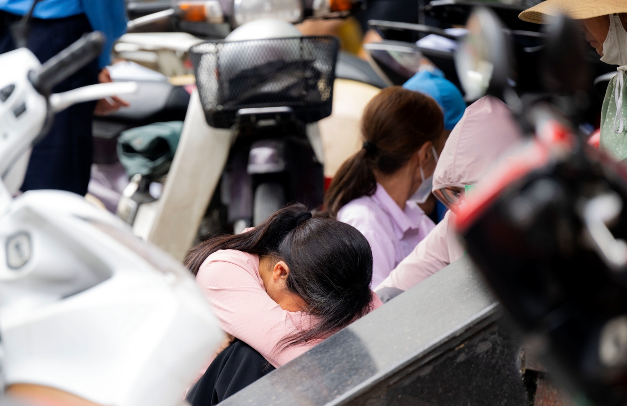 Cảnh tượng lạ lùng trước nhiều cửa hàng ở Hà Nội khi giá vàng nhẫn tăng vượt 151 triệu/lượng- Ảnh 9.