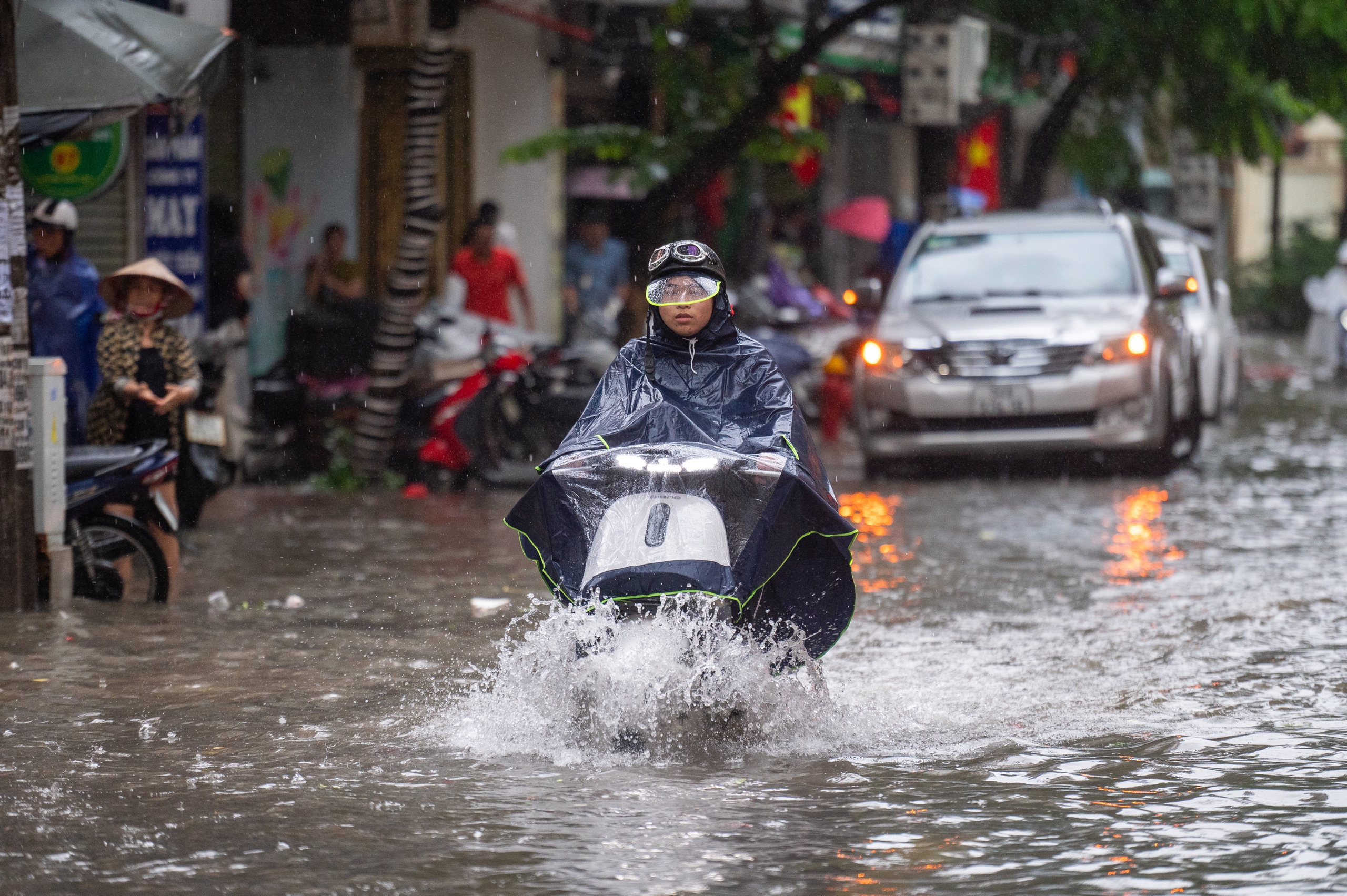 Gần đêm, nhiều người dân Hà Nội vẫn chưa về được đến nhà- Ảnh 28.