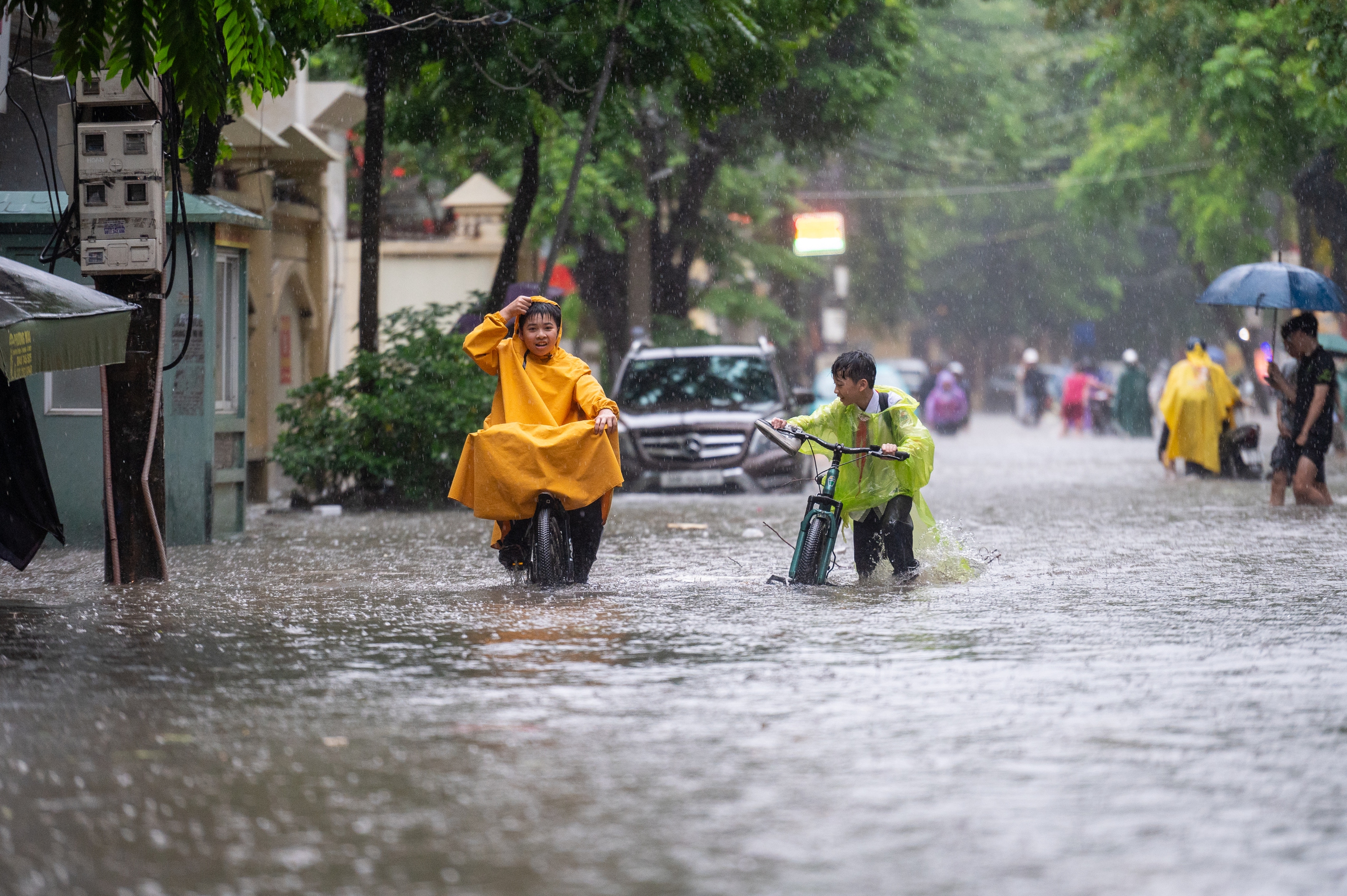 Gần đêm, nhiều người dân Hà Nội vẫn chưa về được đến nhà- Ảnh 29.