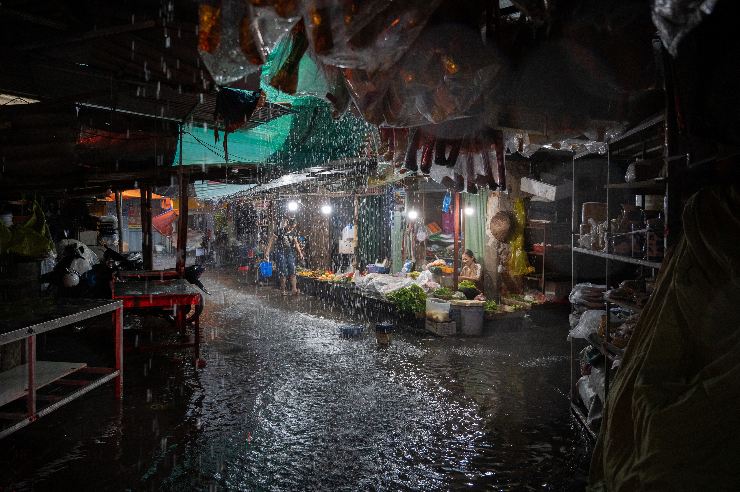 Gần đêm, nhiều người dân Hà Nội vẫn chưa về được đến nhà- Ảnh 30.