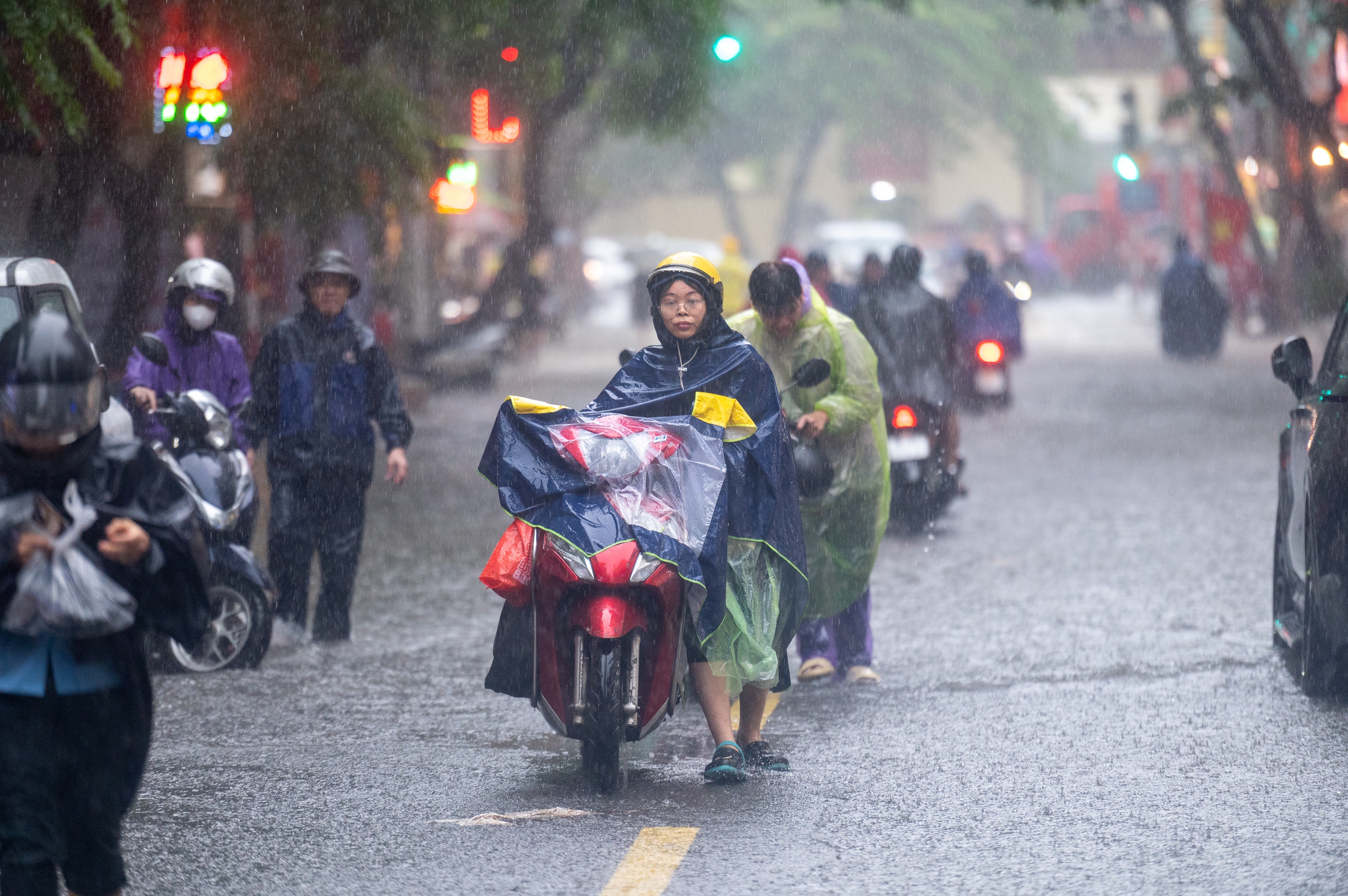 Gần đêm, nhiều người dân Hà Nội vẫn chưa về được đến nhà- Ảnh 31.