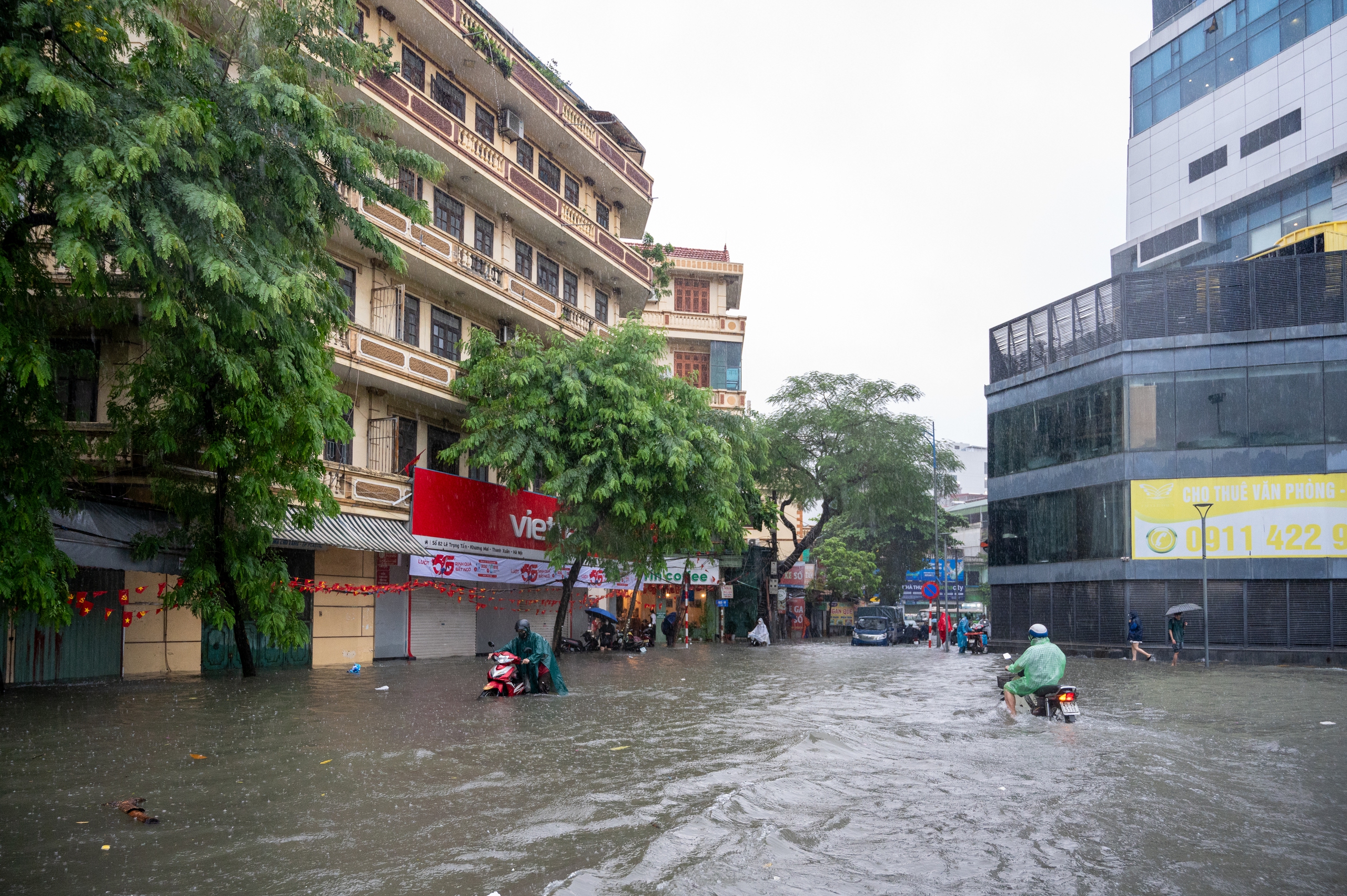 Gần đêm, nhiều người dân Hà Nội vẫn chưa về được đến nhà- Ảnh 32.