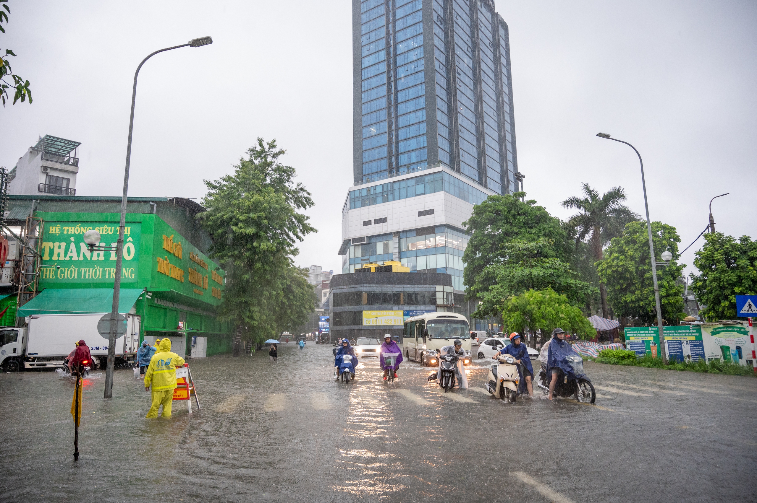 Gần đêm, nhiều người dân Hà Nội vẫn chưa về được đến nhà- Ảnh 34.