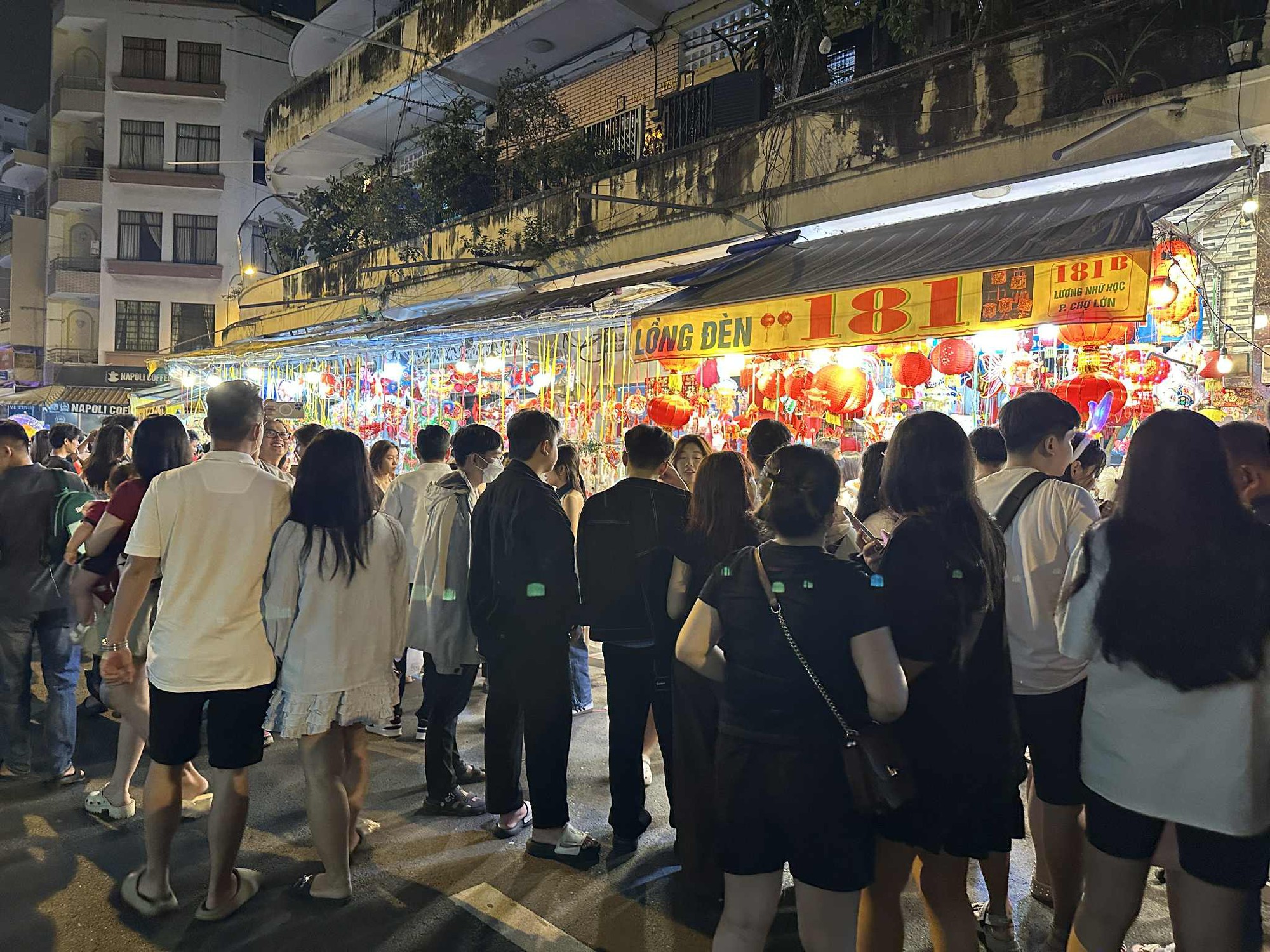 Trung thu sớm: Gái xinh đang tập trung hết ở phố lồng đèn Lương Nhữ Học dù gửi xe tận 20k/chiếc- Ảnh 4.