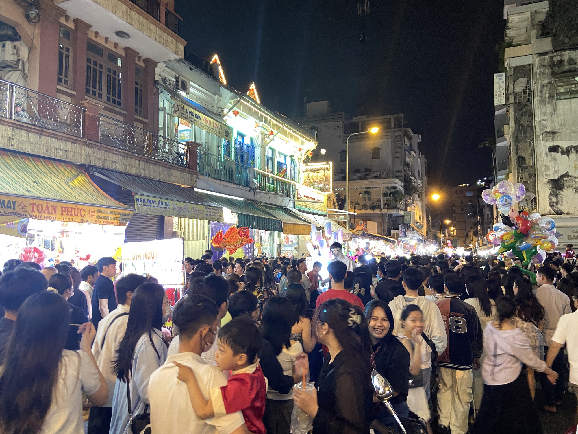 Trung thu sớm: Gái xinh đang tập trung hết ở phố lồng đèn Lương Nhữ Học dù gửi xe tận 20k/chiếc- Ảnh 13.