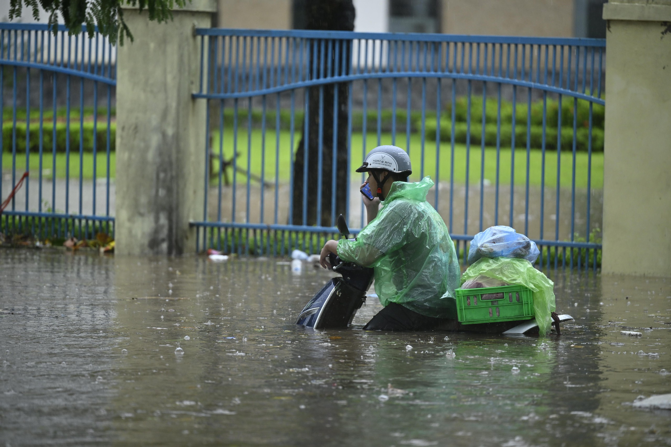 Hà Nội: Trời ngớt mưa nhưng vẫn còn hơn 100 điểm ngập, xe chết máy la liệt trên các phố- Ảnh 76.